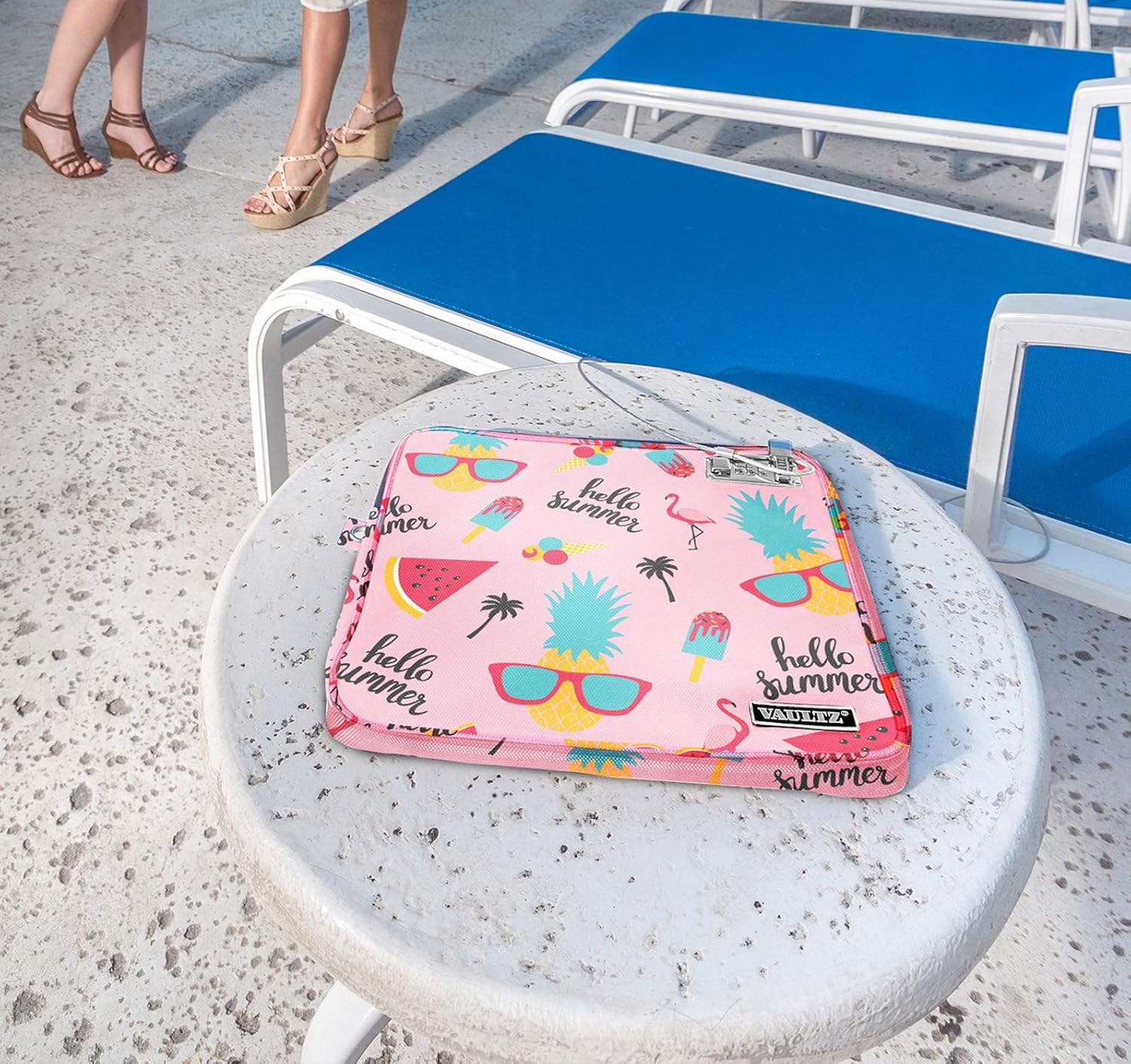 Vaultz Bolsa de dinero con candado, bolsa de bloqueo combinada resistente al agua con correa para efectivo, piscina, playa, banco o viajes, 7.5 x 9