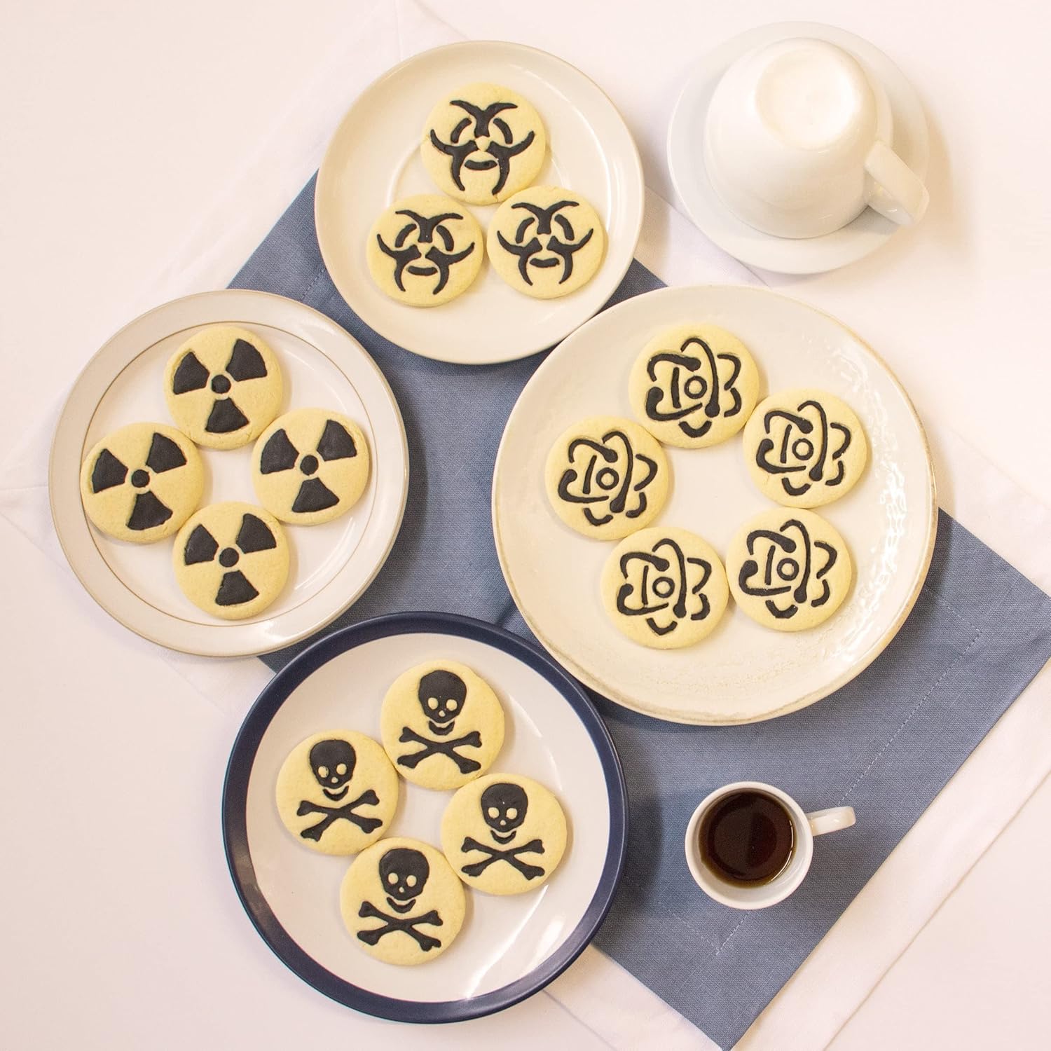 Juego de 4 cortadores de galletas con símbolos científicos (diseños átomo, riesgo biológico, radiación y símbolo tóxico), 4 piezas – Bakerlogy