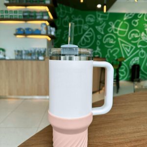 Stanley – Bota de silicona de 40 onzas, funda protectora para botellas aisladas duraderas (cuarzo rosa) Stanley – Bota de silicona de 40 onzas, funda protectora para botellas aisladas duraderas (cuarzo rosa)