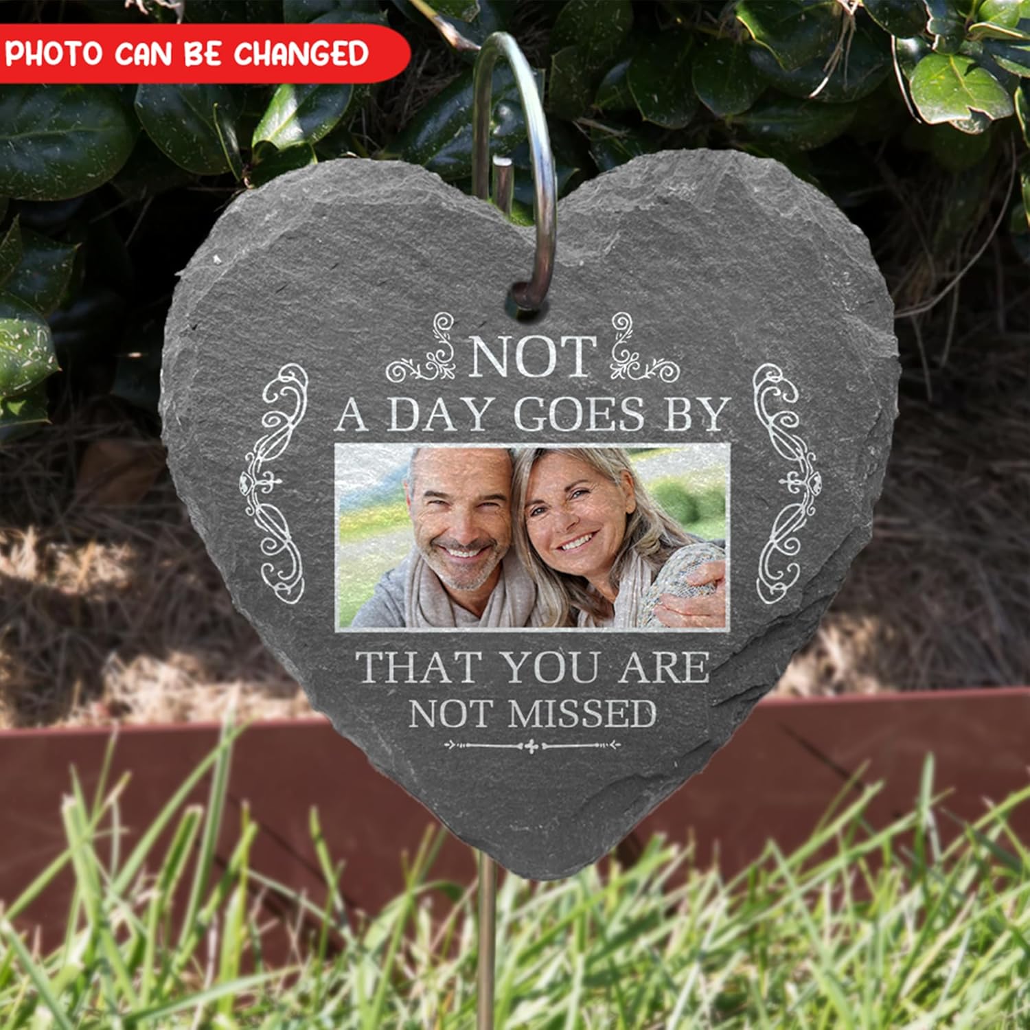 Customizeaf Not A Day Goes By That You Are Not Missed – Pizarra y gancho conmemorativos personalizados para jardín, regalos conmemorativos por la