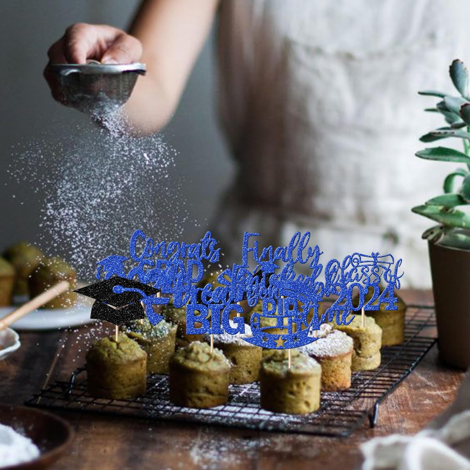 Paquete de 40 adornos para cupcakes de graduación Class of 2023 con purpurina So Proud of You Diploma Graduation Cap Cupcake Picks Bright Future