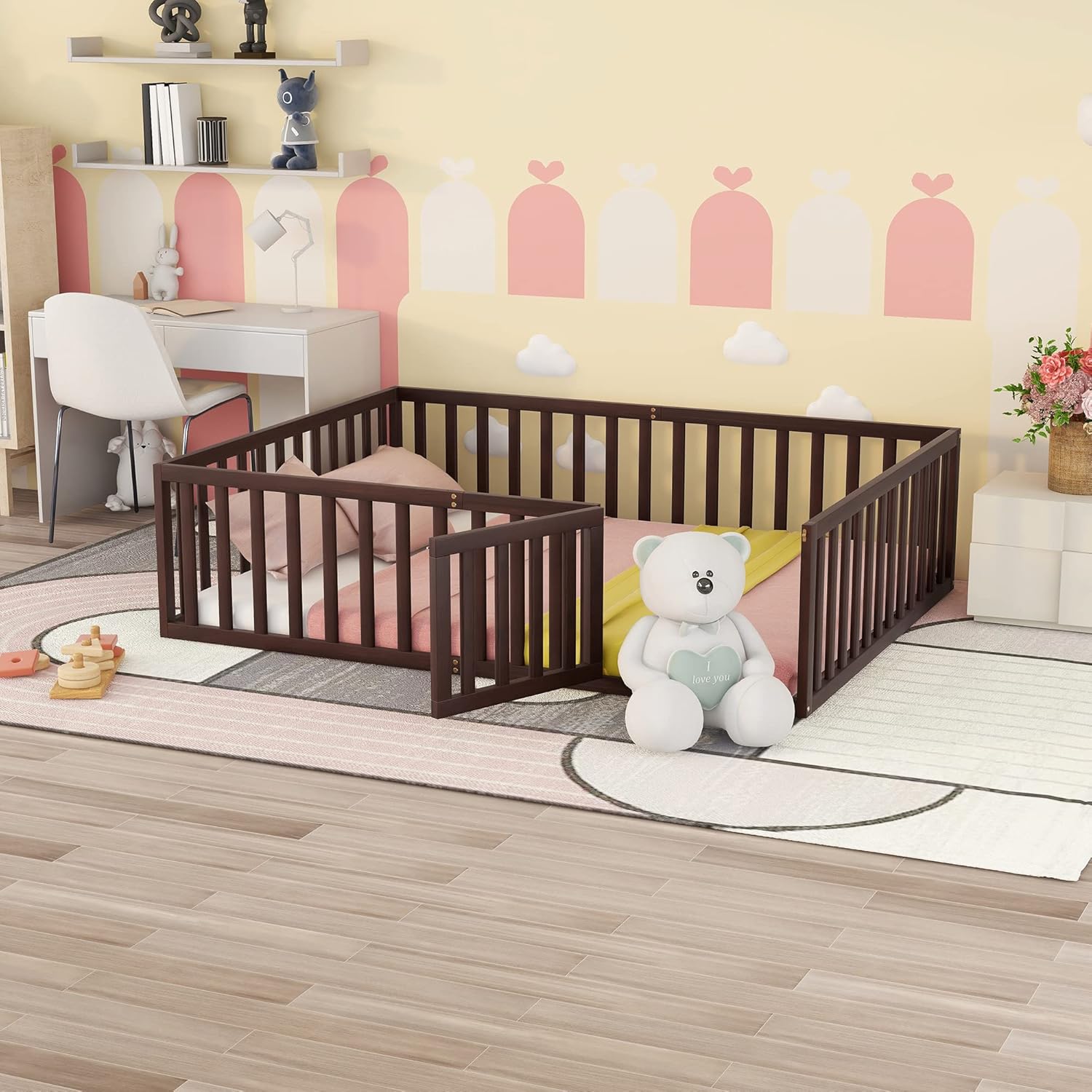 Cama de suelo tamaño Queen para niños, cama Montessori con barandillas en forma de valla y puerta, cama de piso de madera, cama tamaño Queen para