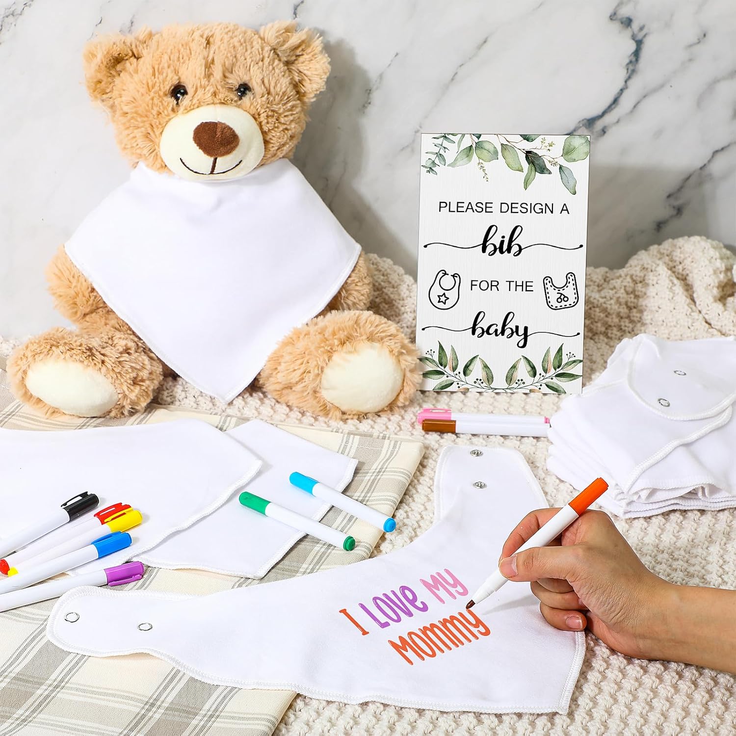 Qunclay Juego de 36 baberos para baby shower, diseño de babero para bebé, 25 baberos blancos en blanco para bebé, 1 letrero de babero de madera, 10
