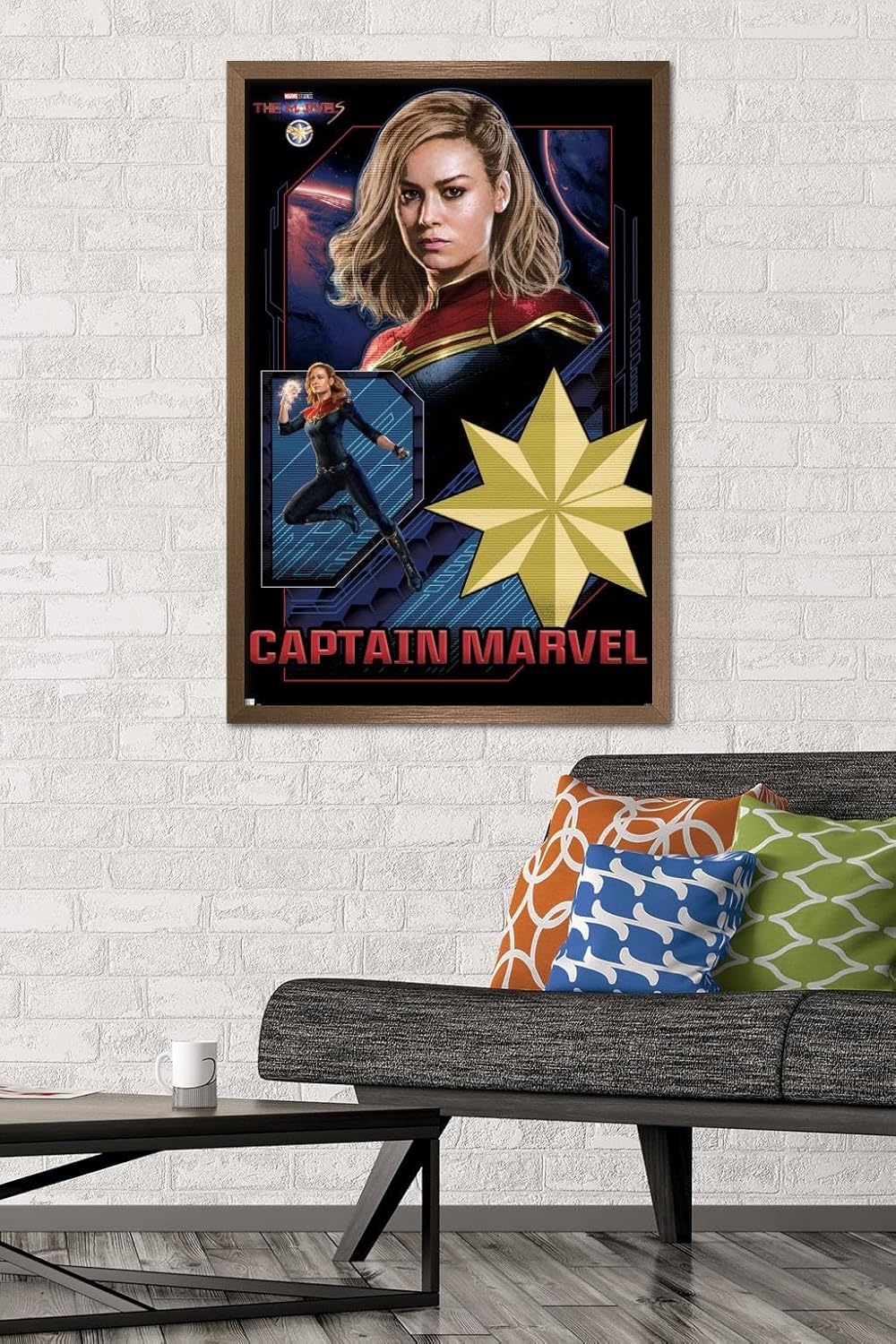 Trends International Marvel The Marvels – Póster de pared del Capitán Marvel, 22.37 x 34.00 pulgadas, versión enmarcada en bronce