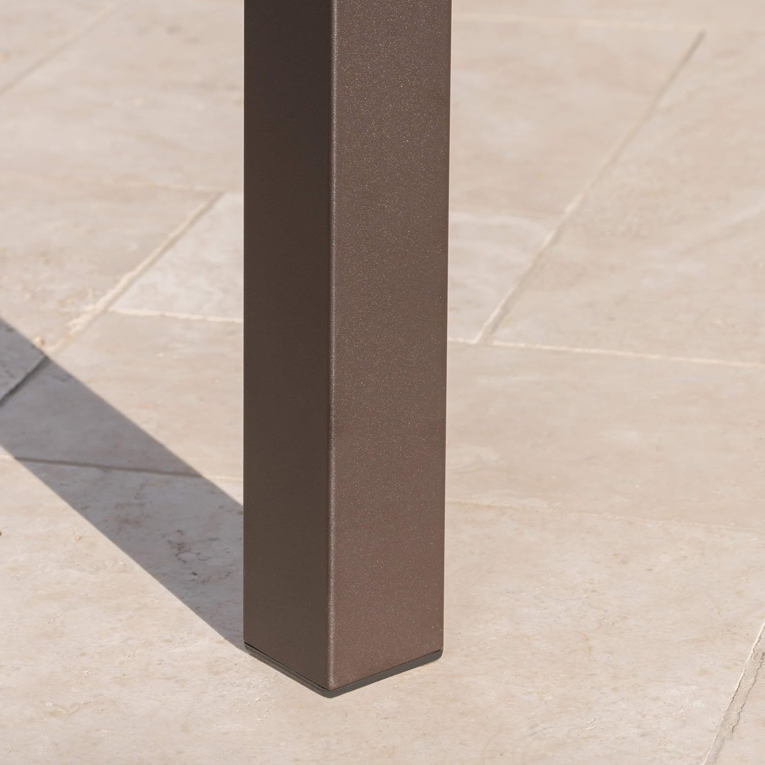Christopher Knight Home Della – Mesa de comedor de madera de acacia para exteriores con patas de metal, acabado gris  metal rústico