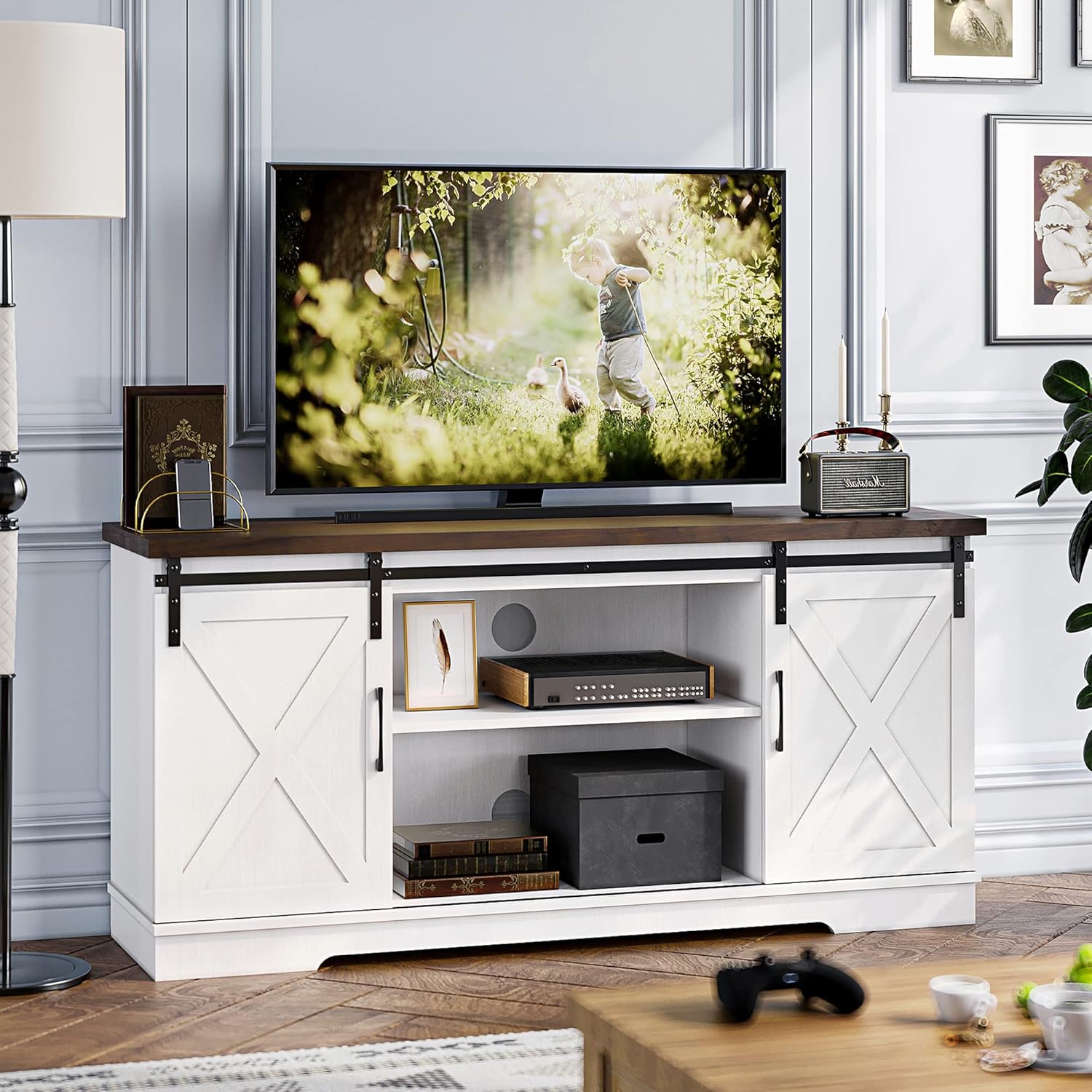 IDEALHOUSE Soporte de TV de granja, centro de entretenimiento para consola multimedia de TV de 65 pulgadas, soporte de TV blanco con puerta de