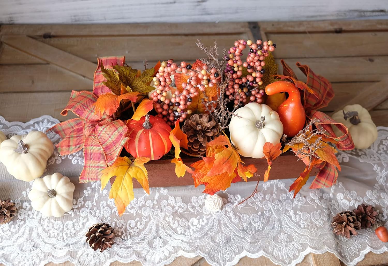 Centro de mesa de madera con calabaza artificial, conos de pino, hojas de arce, bayas rojas para decoración de otoño y otoño, decoración de mesa de