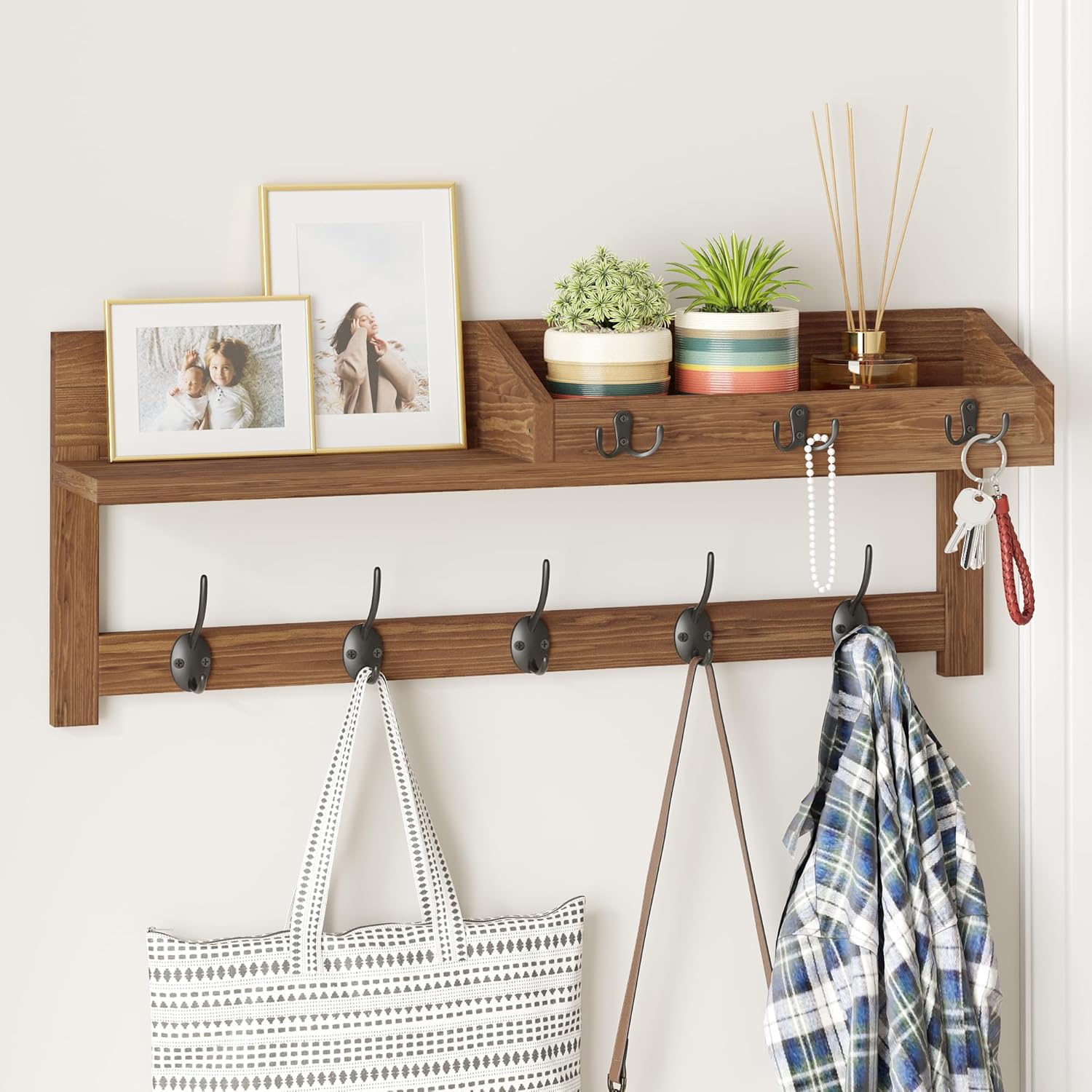 AMBIRD Ganchos de pared con estante de 26.57 pulgadas para colgar en la pared, ganchos de madera para colgar abrigos de pared con estante para