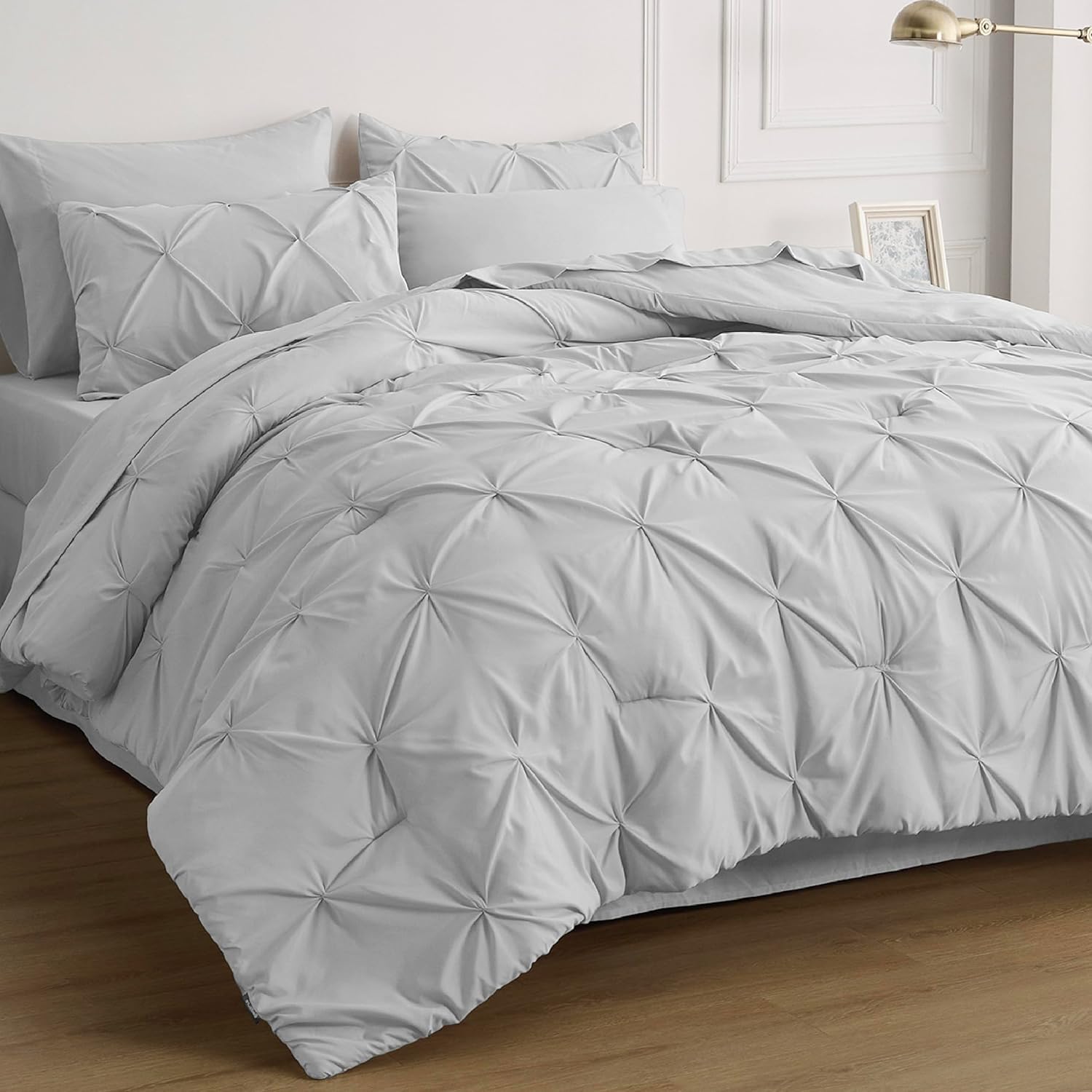 Bedsure Juego de edredón gris claro tamaño King  Juego de ropa de cama King de 7 piezas, ropa de cama con pintuck en una bolsa, juego de cama verde
