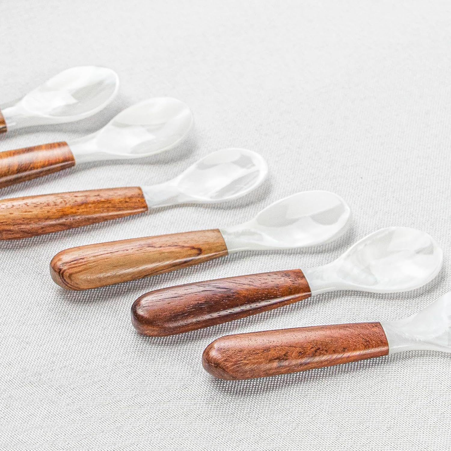 DUEBEL Juego de 6 cucharas de caviar de mango de madera, cucharas de nácar de 4 pulgadas para servir caviar, servir huevos, deroración de catering
