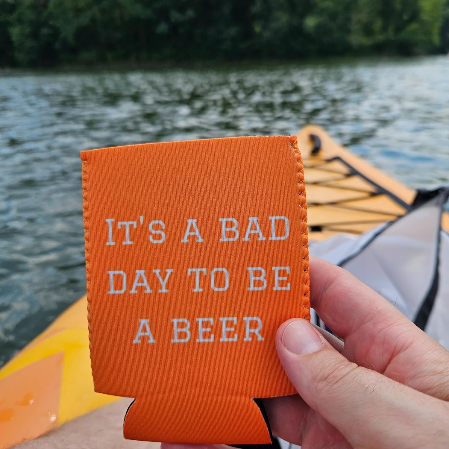 It’s a Bad Day To Be A Beer (paquete de 4) (6 colores) – Funda enfriadora de latas para fiestas en estacionamiento, campo de golf, fiestas al aire