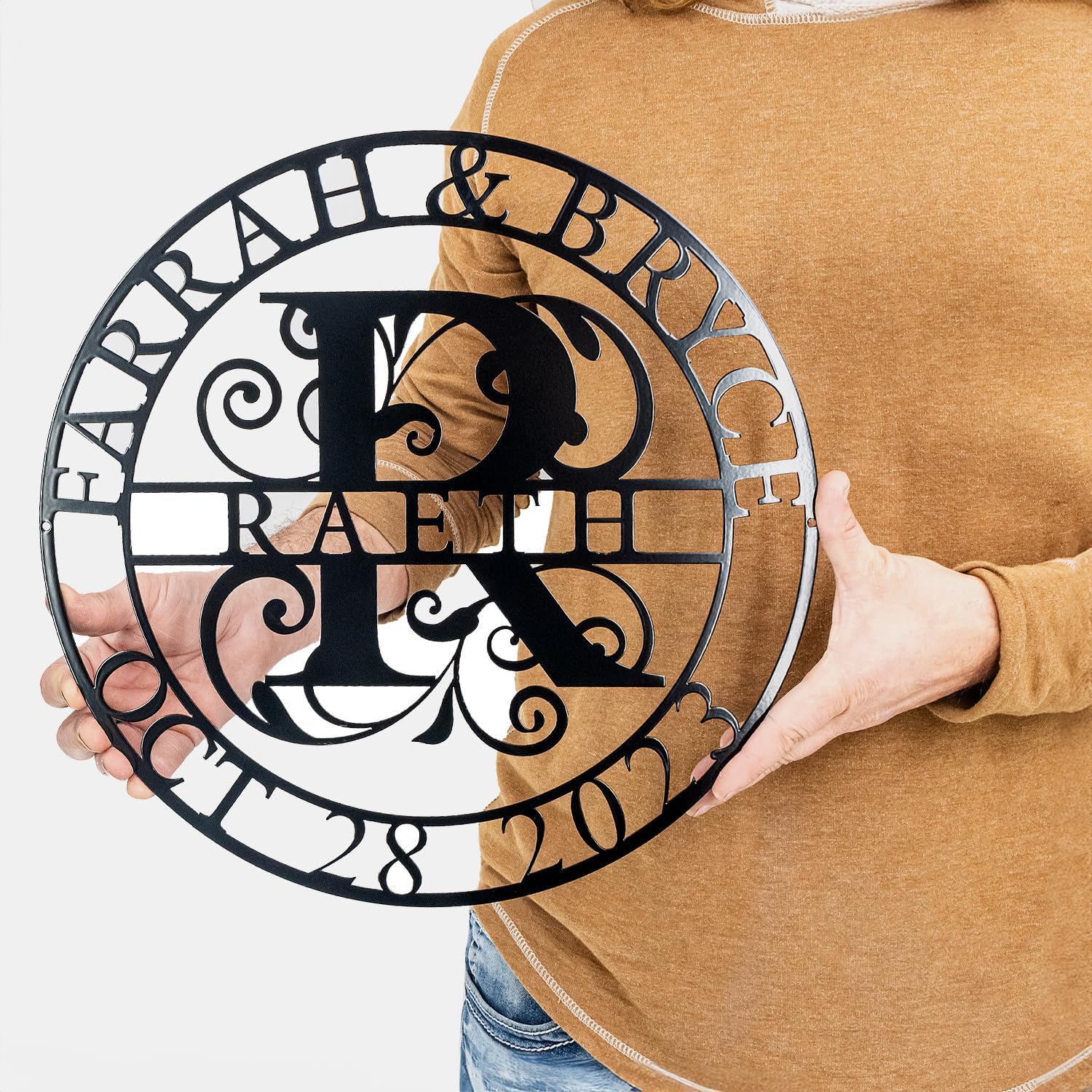 Letrero de nombre con monograma de círculo personalizado con fecha EST – Letrero de nombre de letra dividida – Letrero con nombre personalizado –