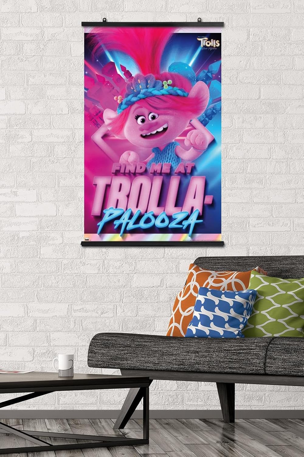 Trends International Trolls Band Together – Póster de pared de amapola, 22.37 x 34.00 pulgadas, paquete de póster y clip premium