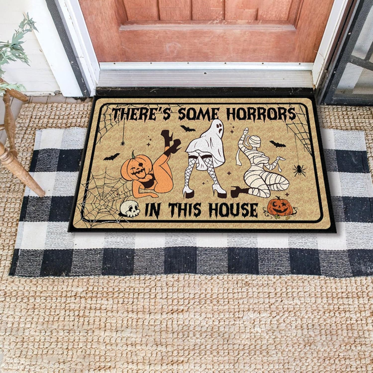 Tapete con texto en inglés “There’s Some Horrors in This House”, divertido tapete de bienvenida de Halloween, tapete retro espeluznante para el