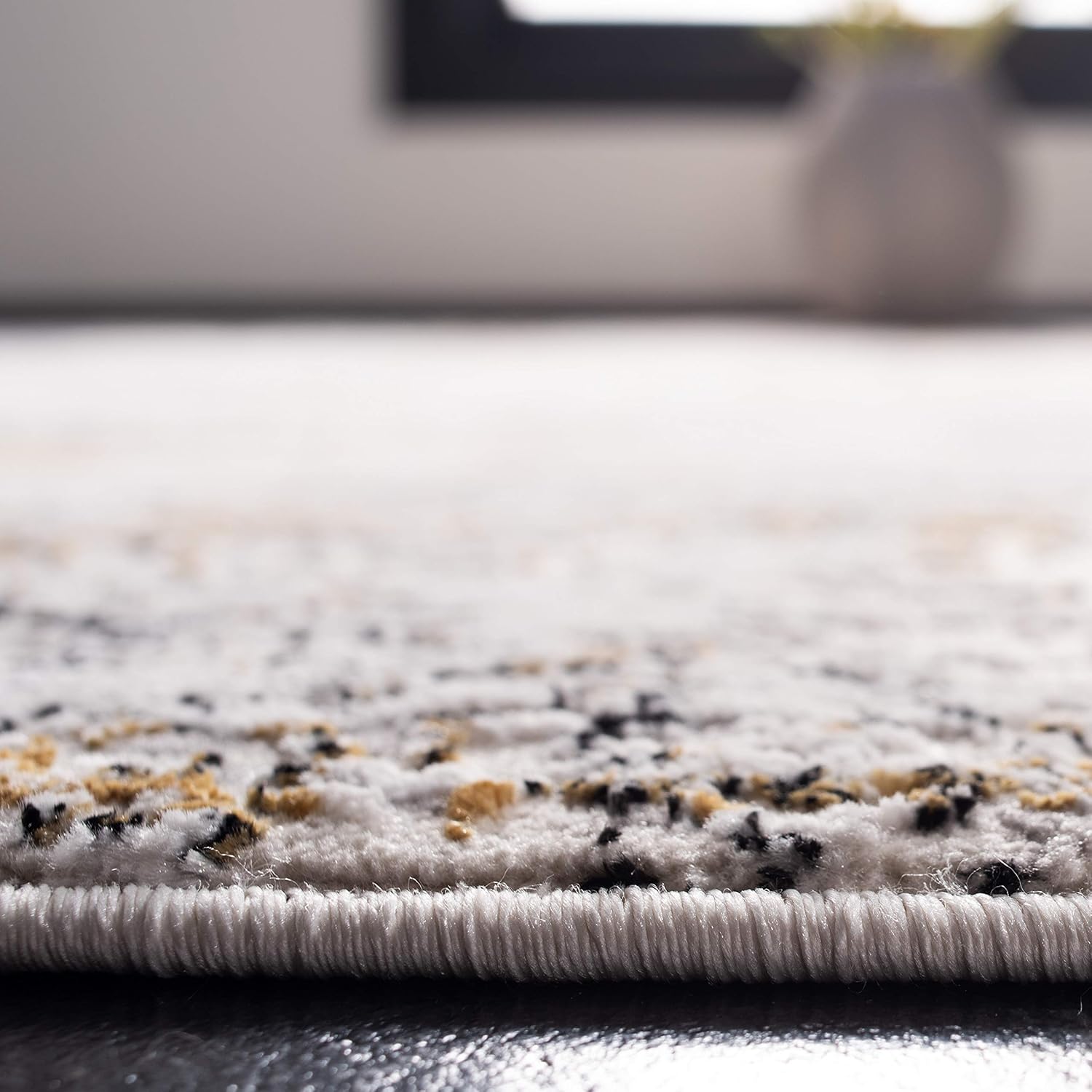 SAFAVIEH Amalfi Collection AMF572A – Alfombra decorativa de 4 x 6 pies, color crema y dorado, diseño abstracto envejecido, no desprende pelusa y es