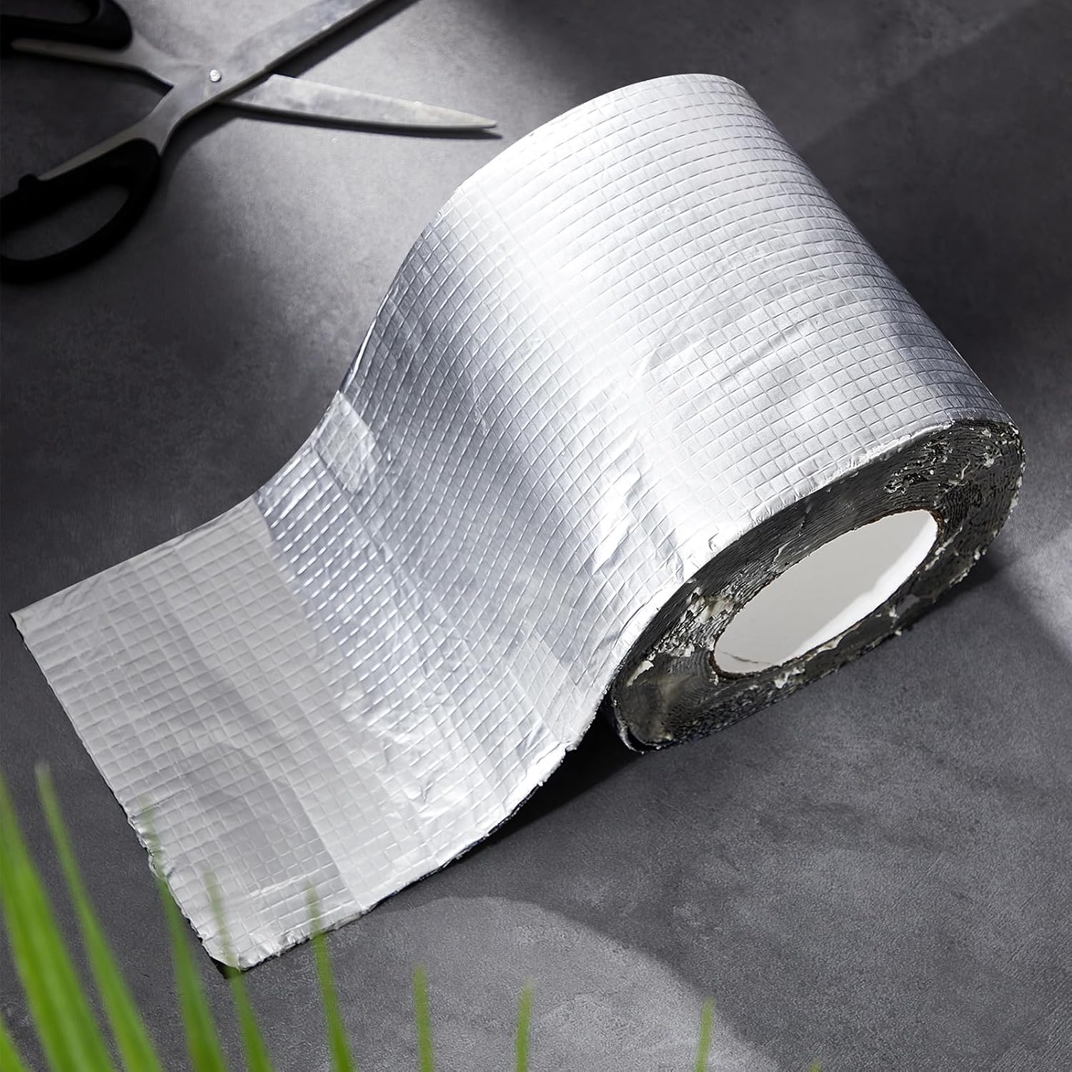 Paneles autoadhesivos para techos de 6 pulgadas x 33 pies, material de techo enrollado de goma para techos, superficie de aluminio reflectante,