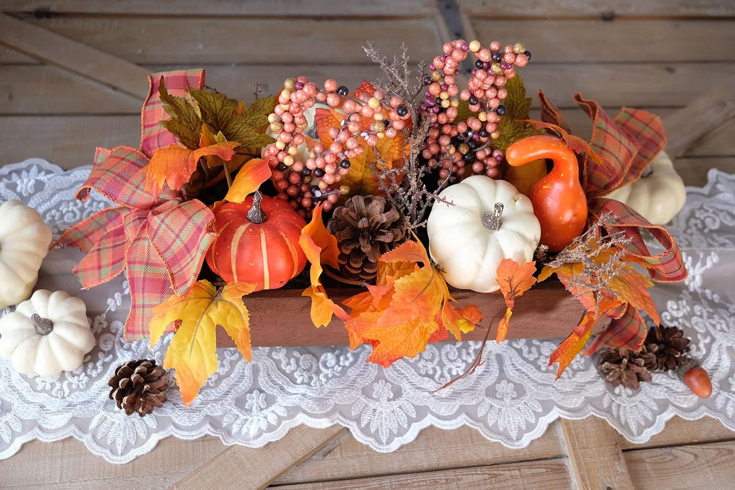 Centro de mesa de madera con calabaza artificial, conos de pino, hojas de arce, bayas rojas para decoración de otoño y otoño, decoración de mesa de