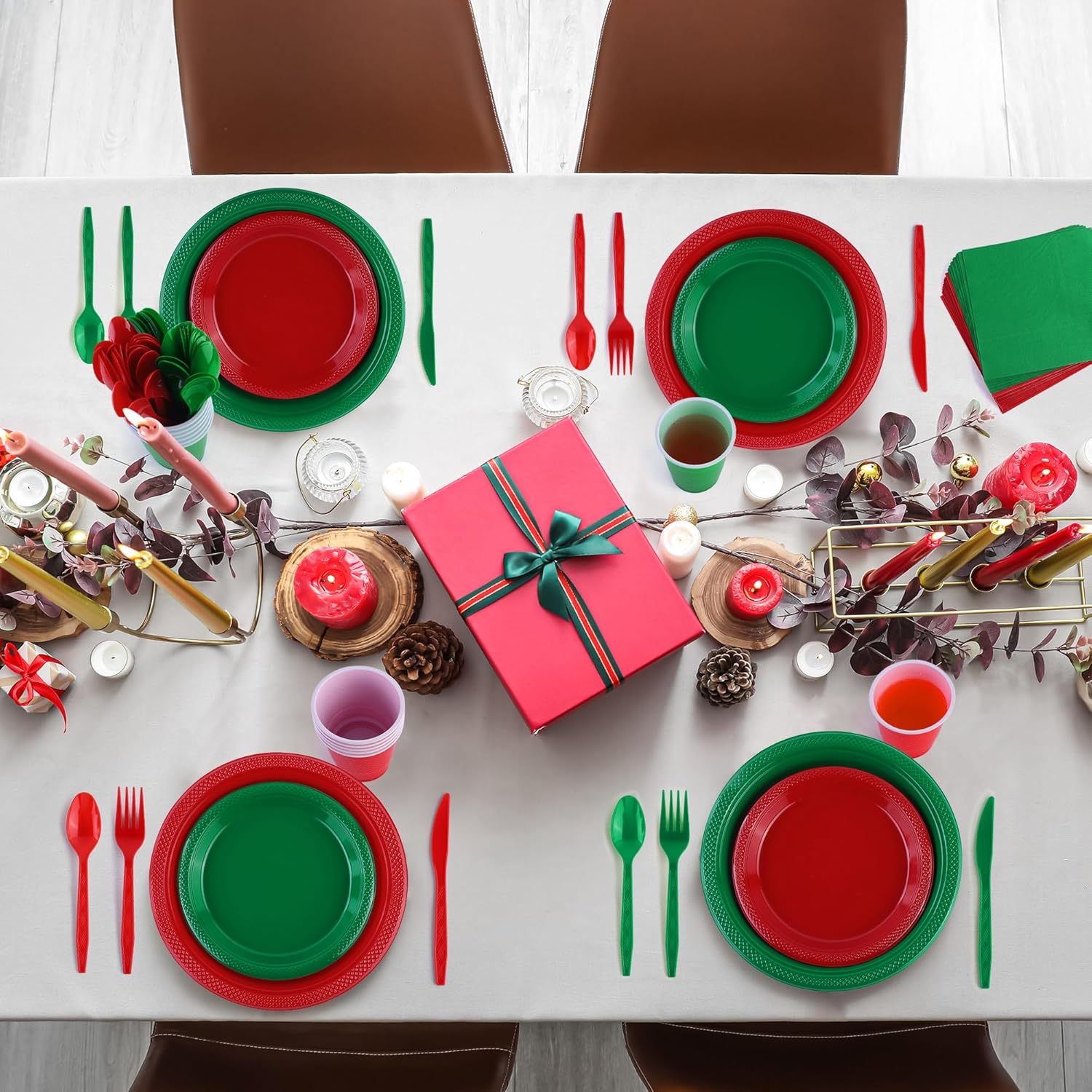 Juego de vajilla desechable de 168 piezas de Navidad rojo y verde para fiestas, incluye platos de plástico de Navidad, tazas, cuchillos, tenedores,