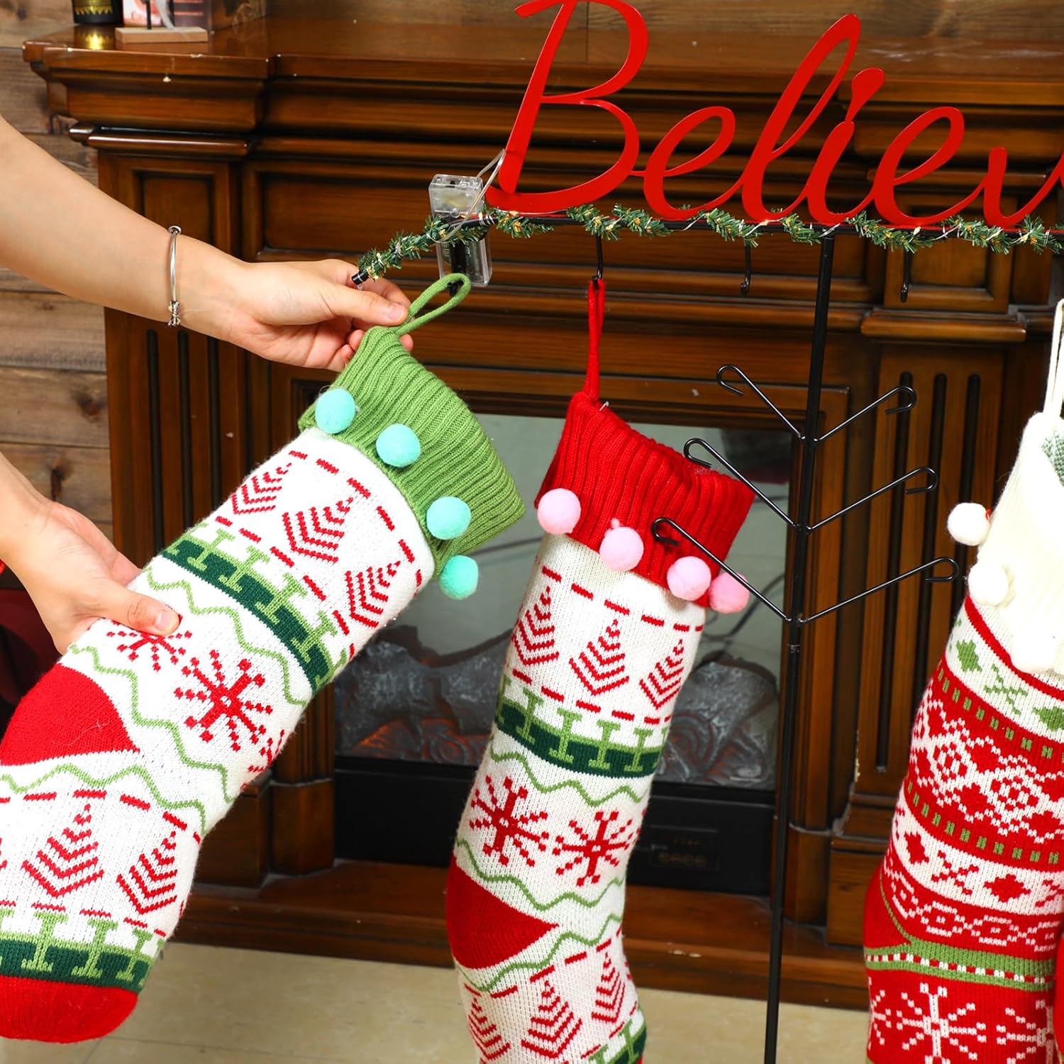Soporte de metal para calcetines de Navidad, soporte independiente para calcetines de Navidad con 6 ganchos antideslizantes para decoración de