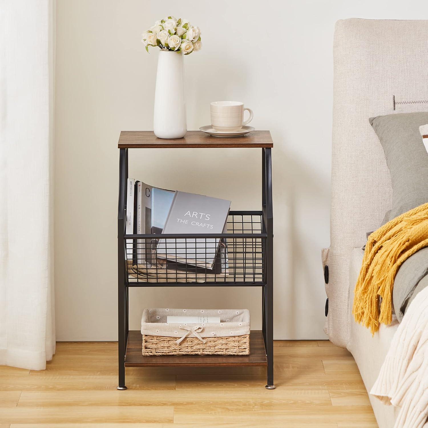 VECELO Mesita de noche pequeña de 3 niveles con estante de almacenamiento abierto para sala de estar, dormitorio, cocina, estudio, baño, moderno,