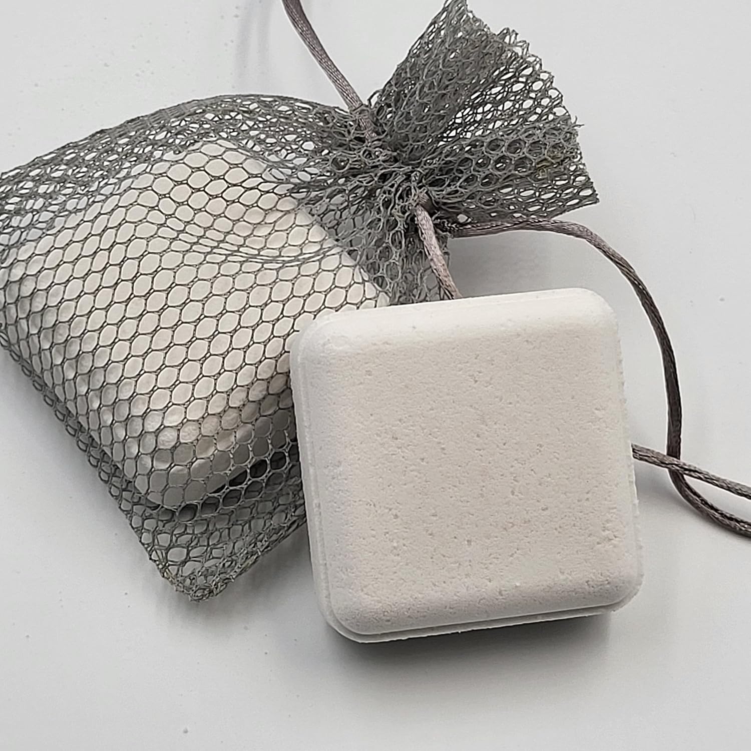 Vaporizadores de ducha de aceite esencial XL con bolsa de vapor de ducha de malla y caja laminada brillante. (Patchouli Mint)