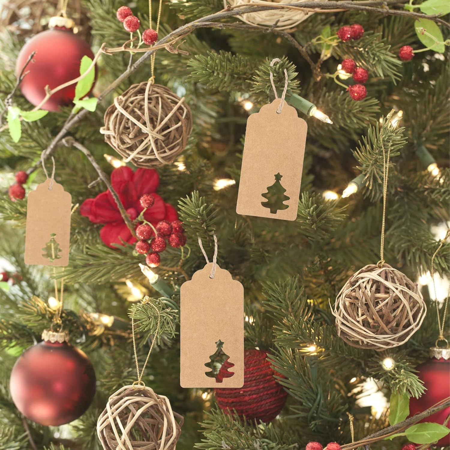 Etiquetas de regalo de Navidad, 100 etiquetas de regalo marrones con cuerdas, 10.58 ozm de papel kraft grueso, etiquetas de Navidad con árbol de