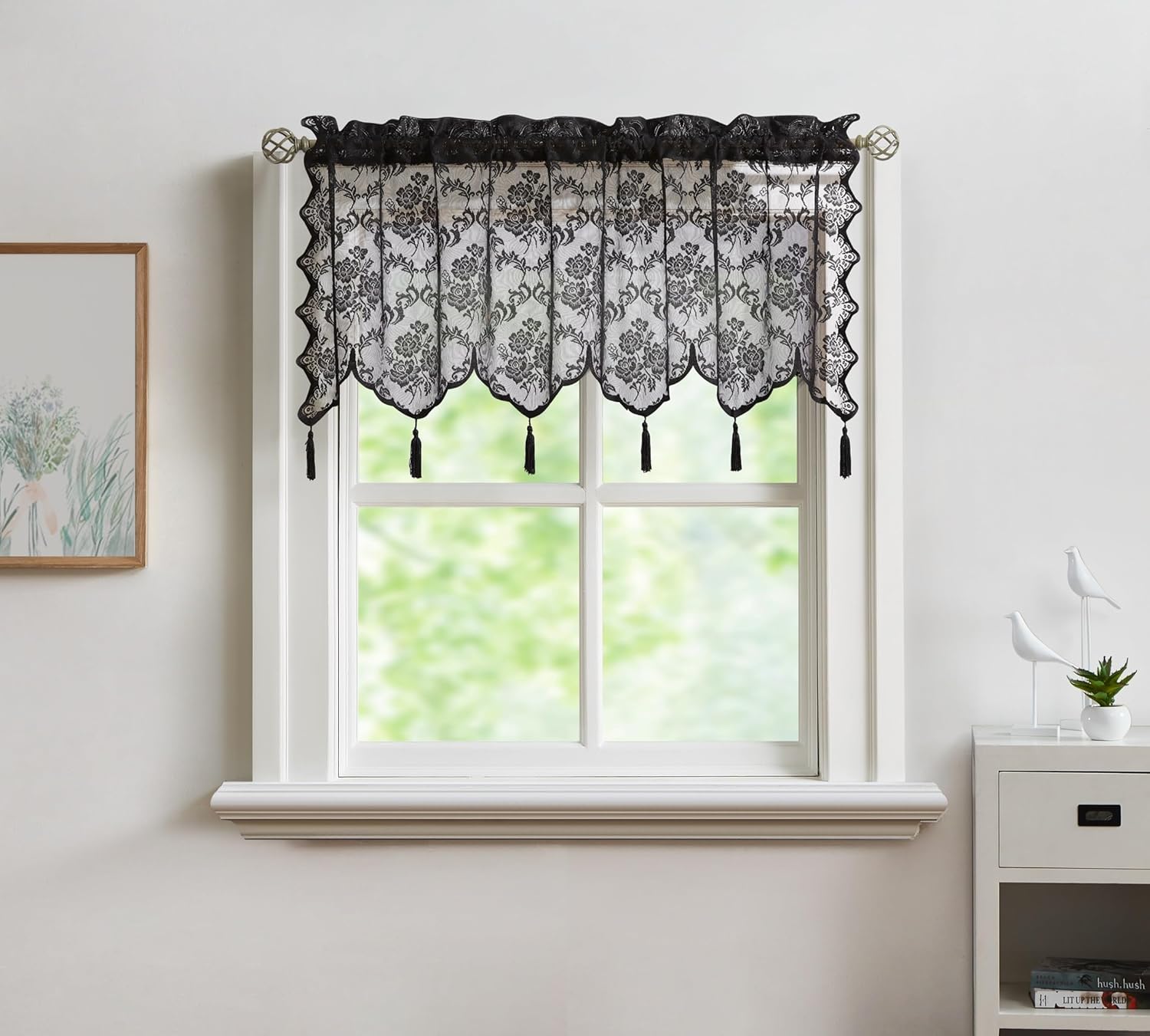 Warm Home Designs Cenefa de encaje negro de 54 pulgadas de ancho x 22 pulgadas de largo. Cenefa negra de lujo con 6 borlas para cocina, comedor o