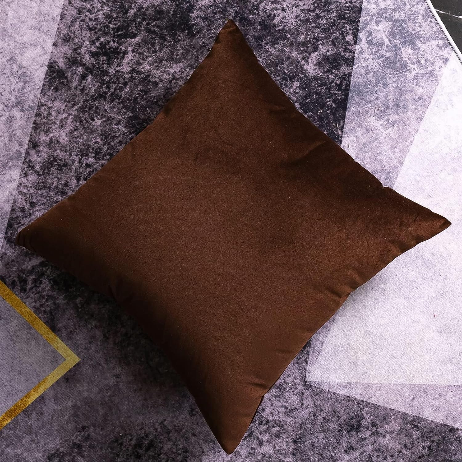 AyoAc Juego de 2 fundas de almohada de terciopelo verde oscuro de 20 x 20 pulgadas, almohadas decorativas para sofá y cama (marrón oscuro, 20 x 20