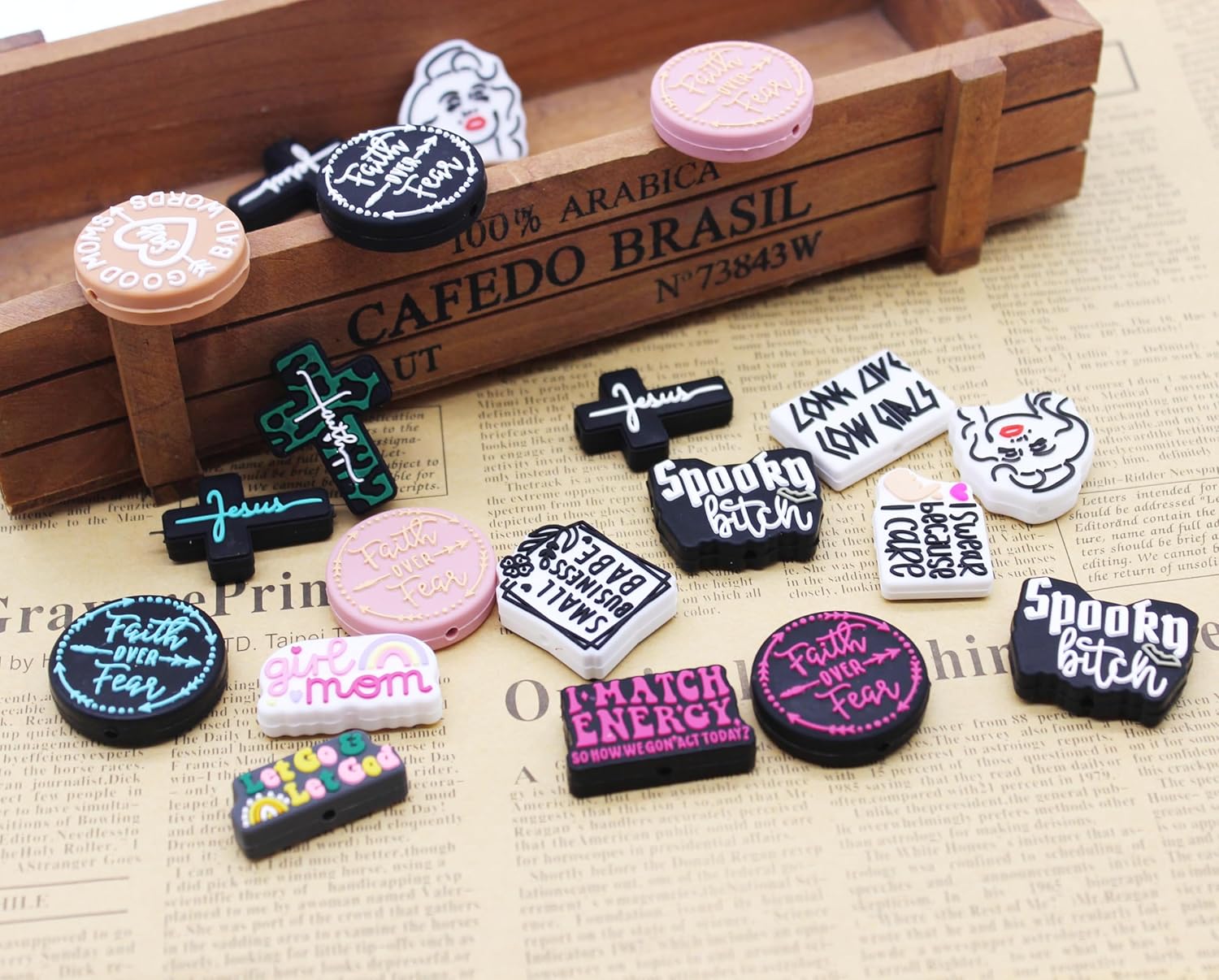 Decoendiy 20 cuentas focales sueltas de silicona, cuentas en forma de calavera de cruz de Halloween, cuentas impresas de letras del alfabeto de