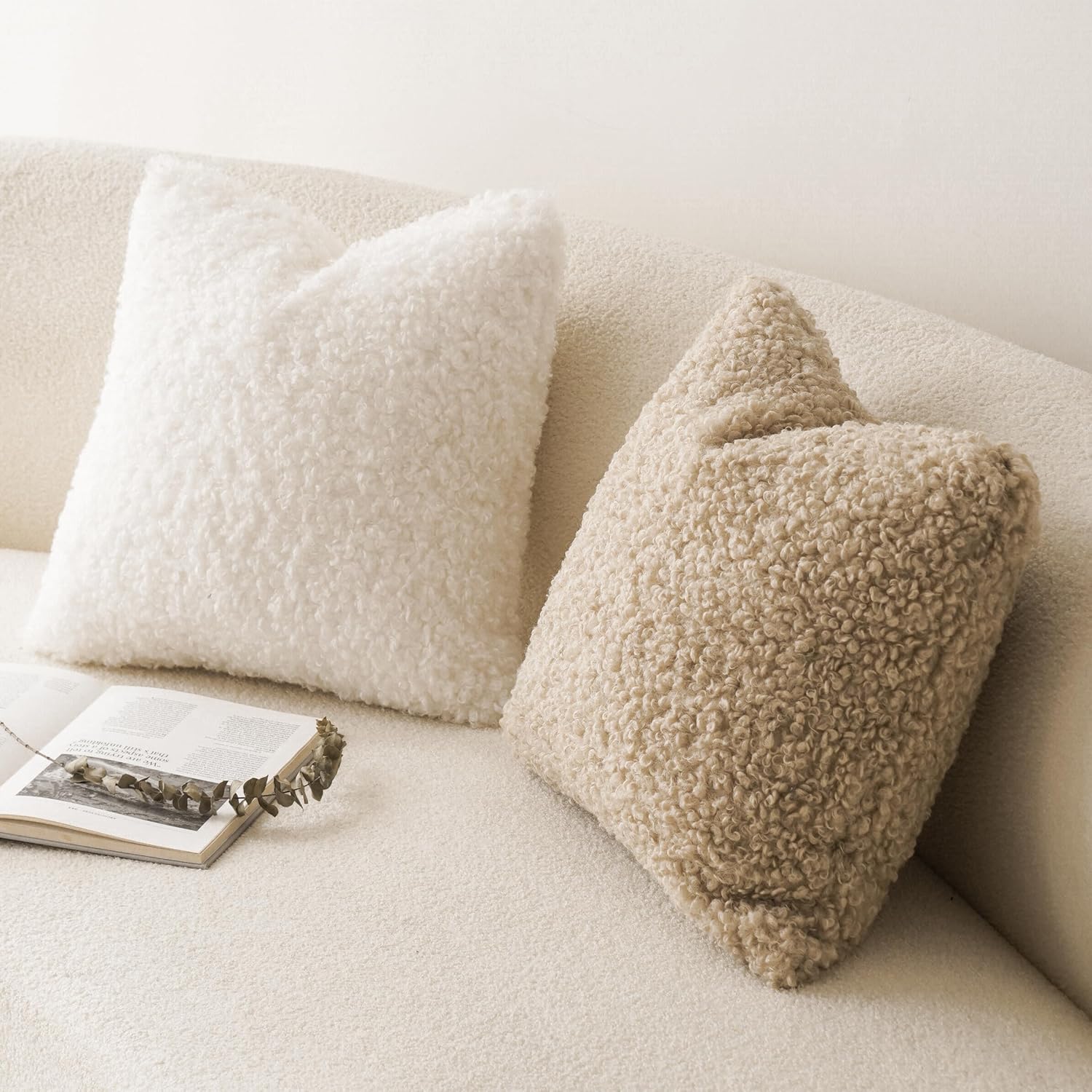 Foindtower 2 fundas de almohada de 20 x 20 pulgadas, color caqui claro, de piel sintética, fundas de almohada de sherpa mullidas, fundas de almohada