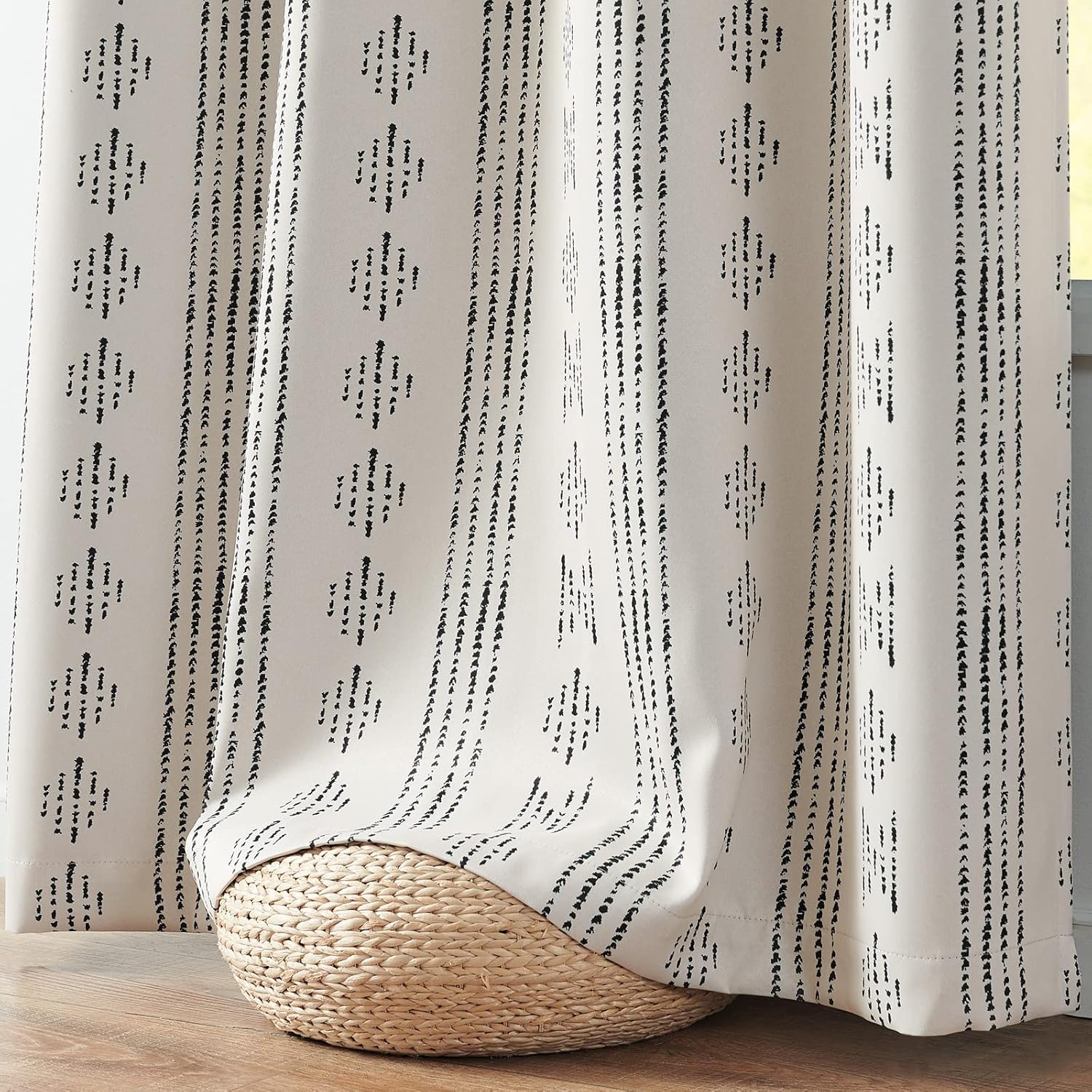 jinchan Cortinas bohemias 100% opacas de 108 pulgadas de largo para dormitorio, estampado geométrico negro sobre beige, ojales en la parte superior,