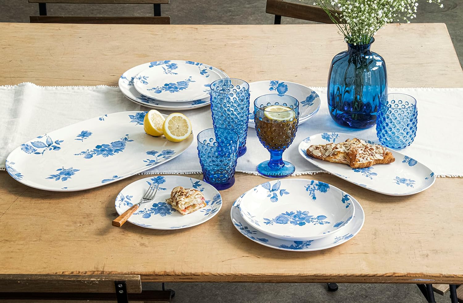 TarHong Abode Homewares Cottage – Plato de ensalada floral azul, 8.4 pulgadas, melamina pura, interiorexterior, azul floral, juego de 6