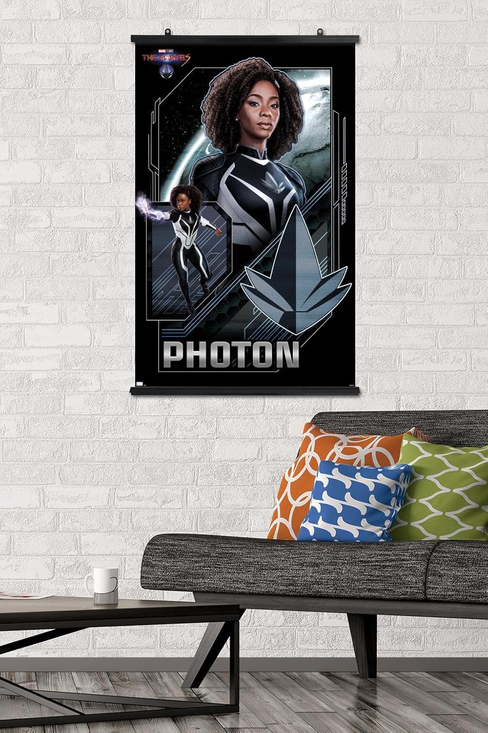 Trends International Marvel The Marvels – Póster de pared con fotones, 22.37 x 34.00 pulgadas, paquete de póster y clip prémium