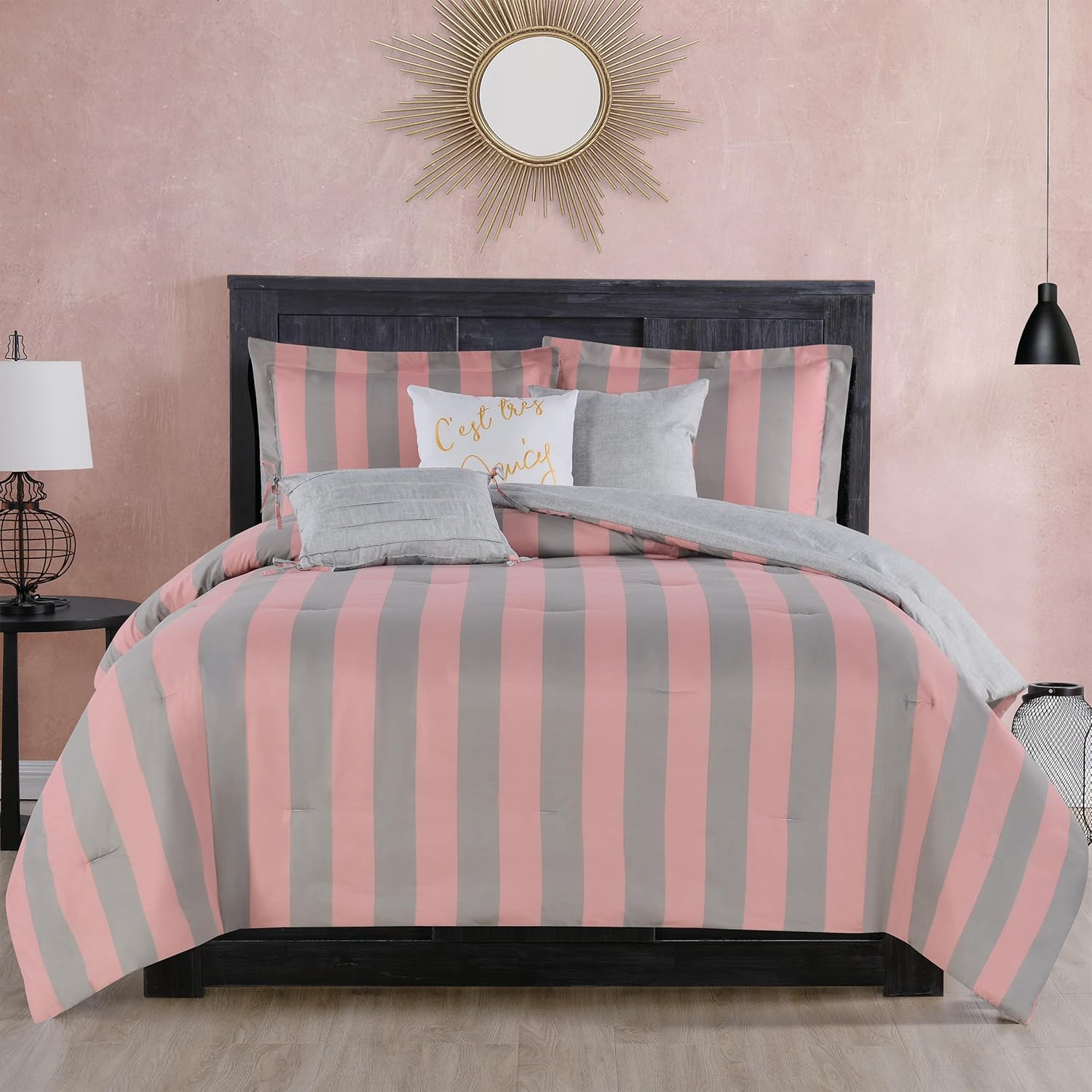 Juicy Couture – Cabana Stripe – Juego de sábanas reversible a rayas, tamaño queenmatrimonial, estampado de rayas rosa y gris, 6 piezas 1 edredón de