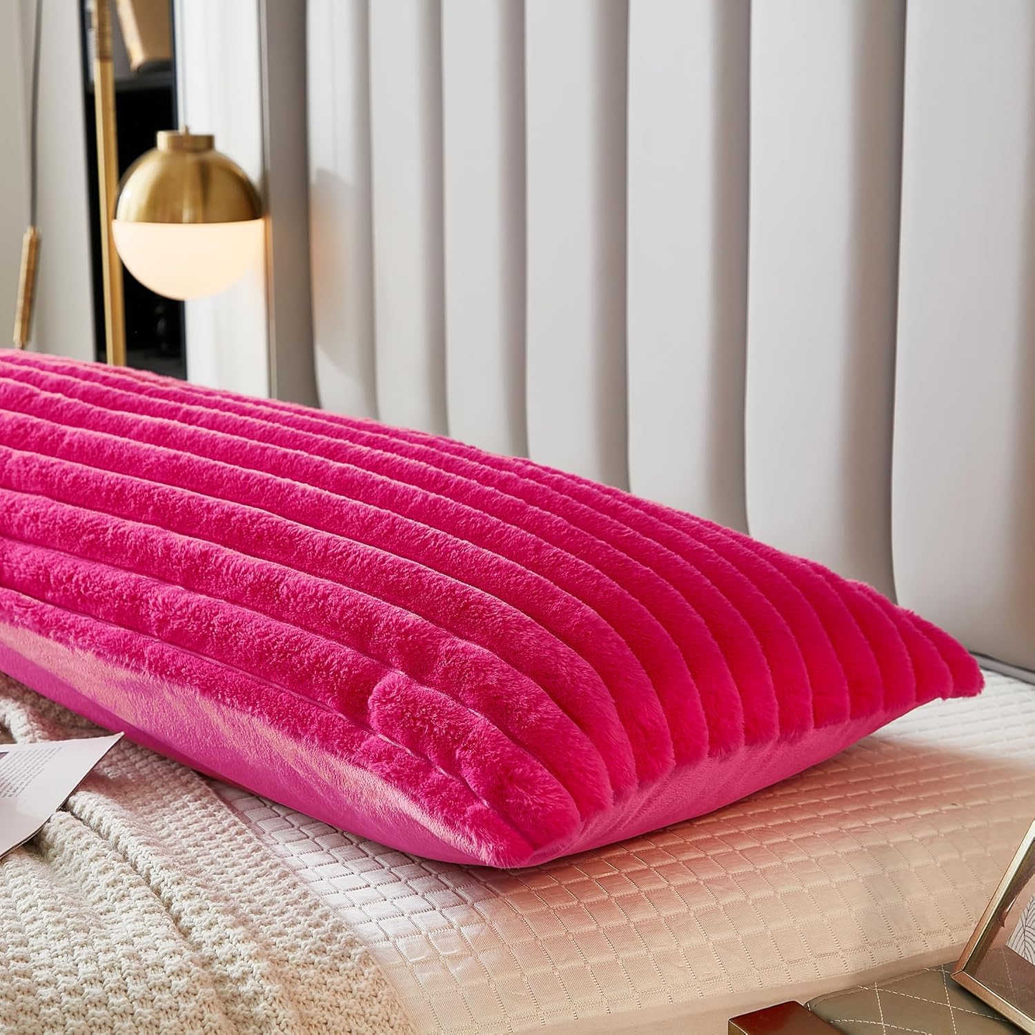 Uhamho Juego de 2 fundas de almohada para cama tamaño Queen, fundas de almohada lumbares rectangulares de pelo sintético de conejo a rayas y parte