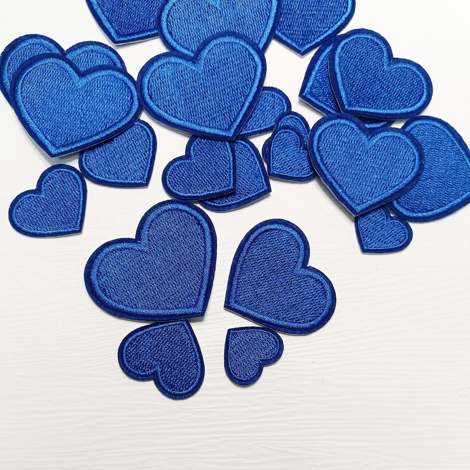 Zlettery 24 parches para planchar con corazón azul, parches bordados con corazón para ropa, chaquetas, sombreros, mochilas, jeans