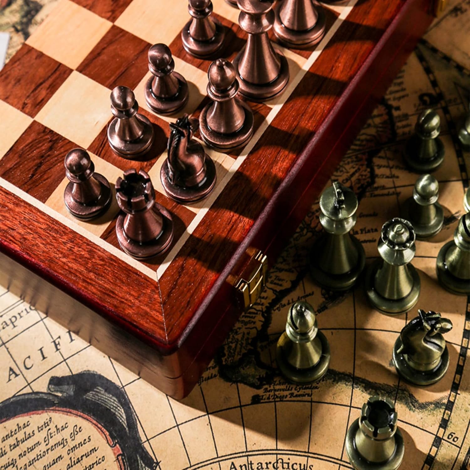 Juego de ajedrez de lujo de metal plegable, juego de ajedrez con piezas de ajedrez de metal chapado en cobre retro y tablero de ajedrez de madera