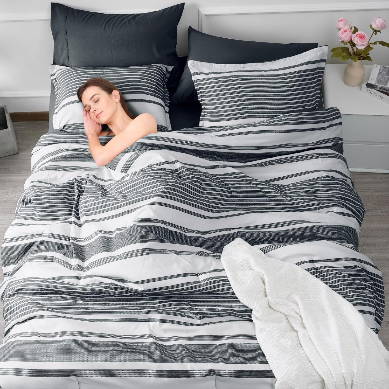 PHF Juego de edredón California King de 7 piezas, ropa de cama a rayas en una bolsa, edredón gris carbón y blanco y juego de sábanas de 18 pulgadas