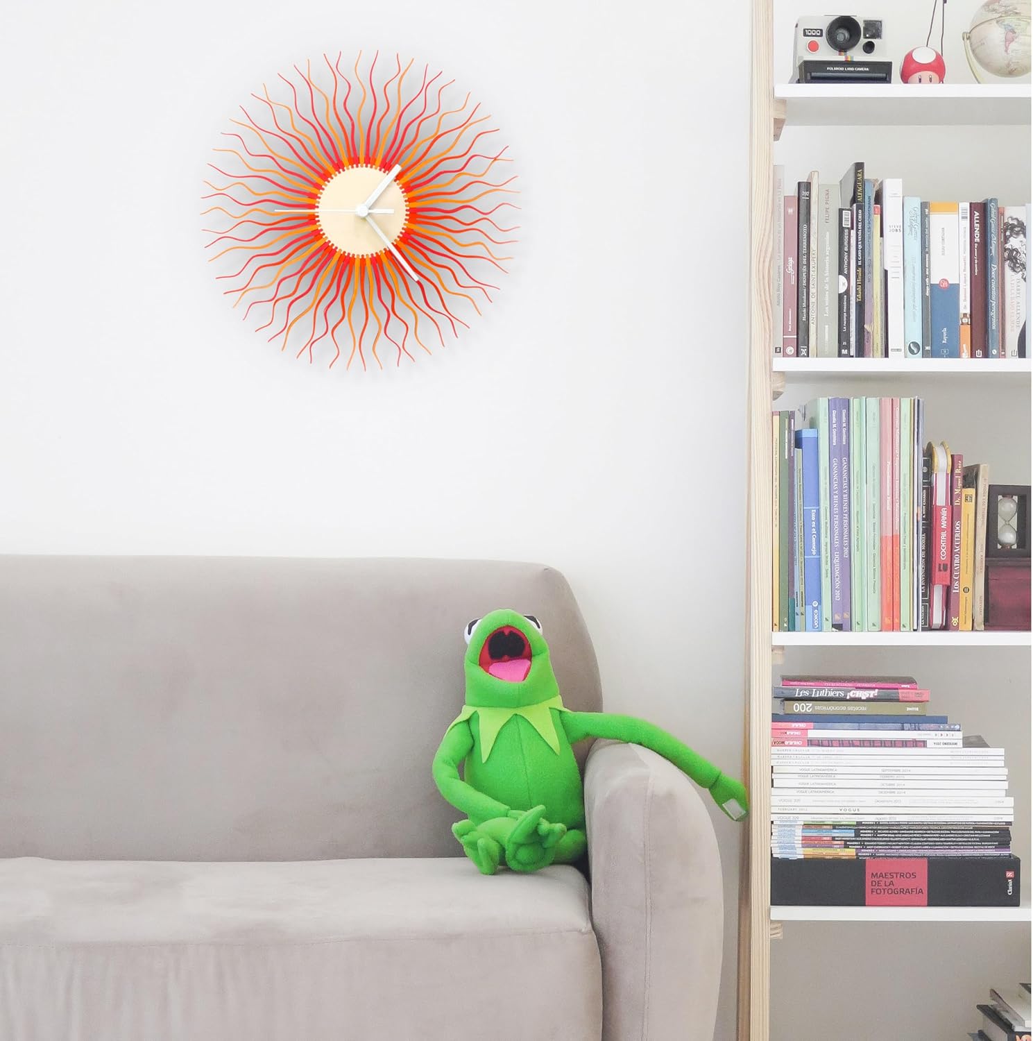 Reloj de pared moderno de mediados de siglo de 23.5 pulgadas, color rojo y naranja, decoración de pared contemporánea con forma de explosión de