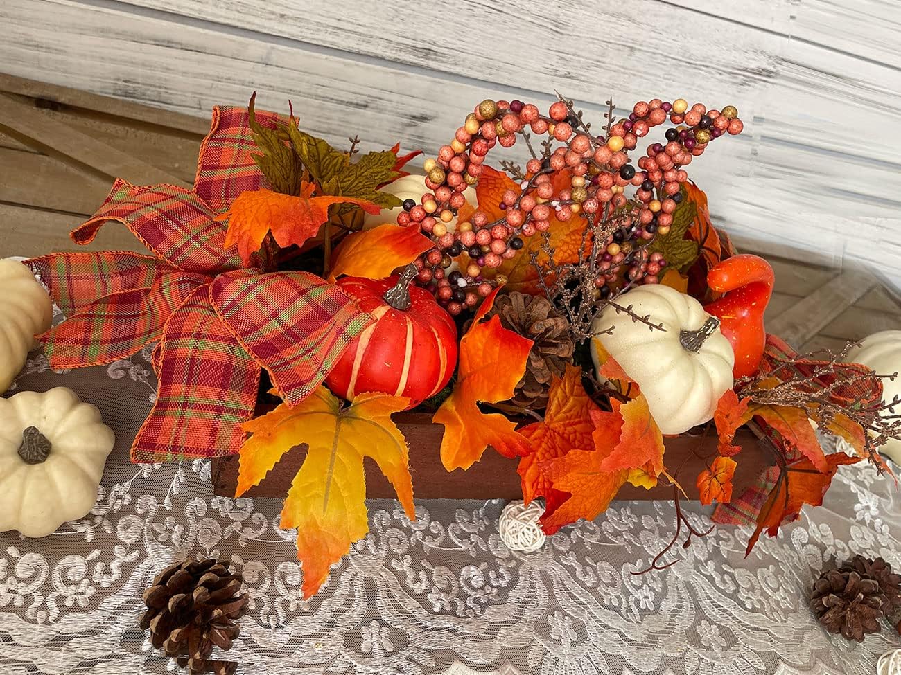 Centro de mesa de madera con calabaza artificial, conos de pino, hojas de arce, bayas rojas para decoración de otoño y otoño, decoración de mesa de