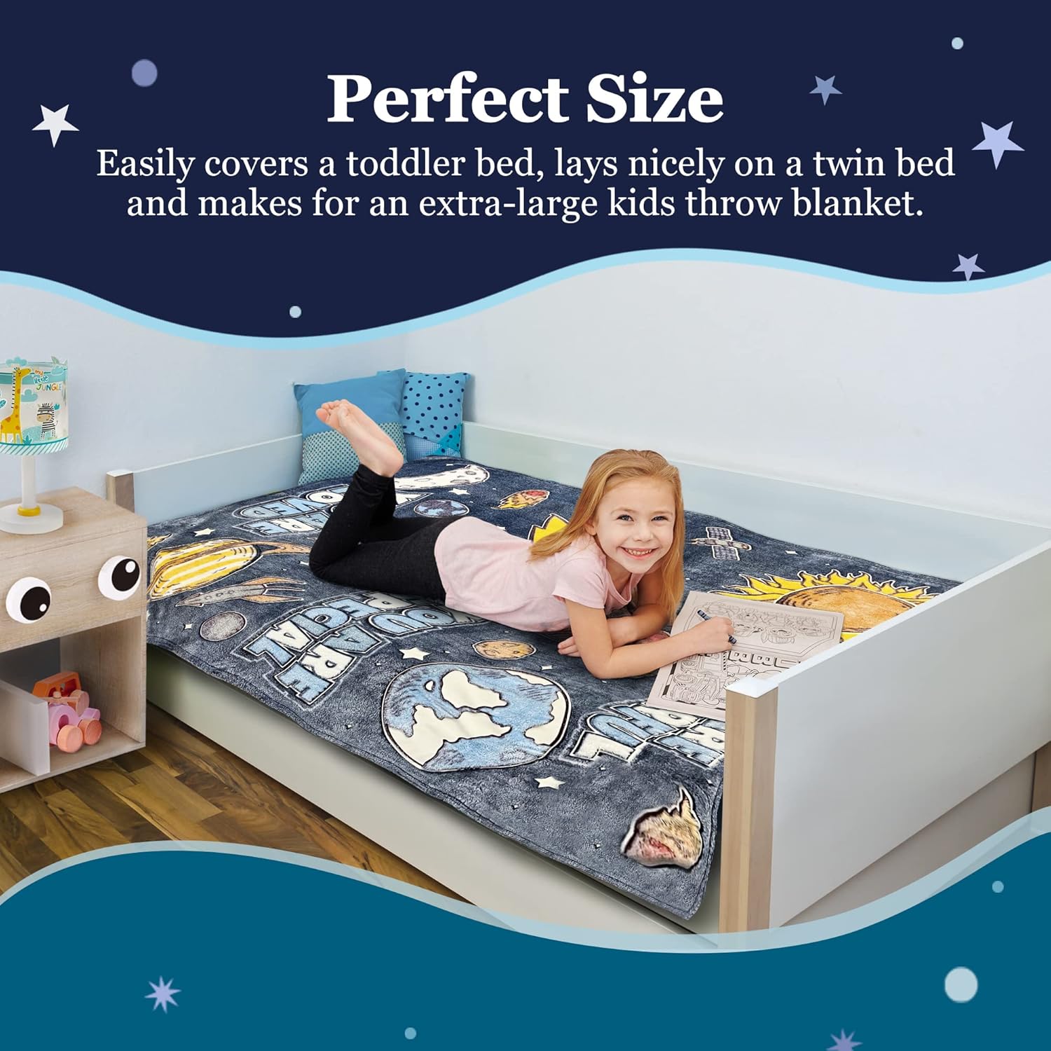 Manta que brilla en la oscuridad, manta de felpa espacial de 59 x 71 pulgadas para niños y adolescentes con mini linterna UV, mantas de poliéster