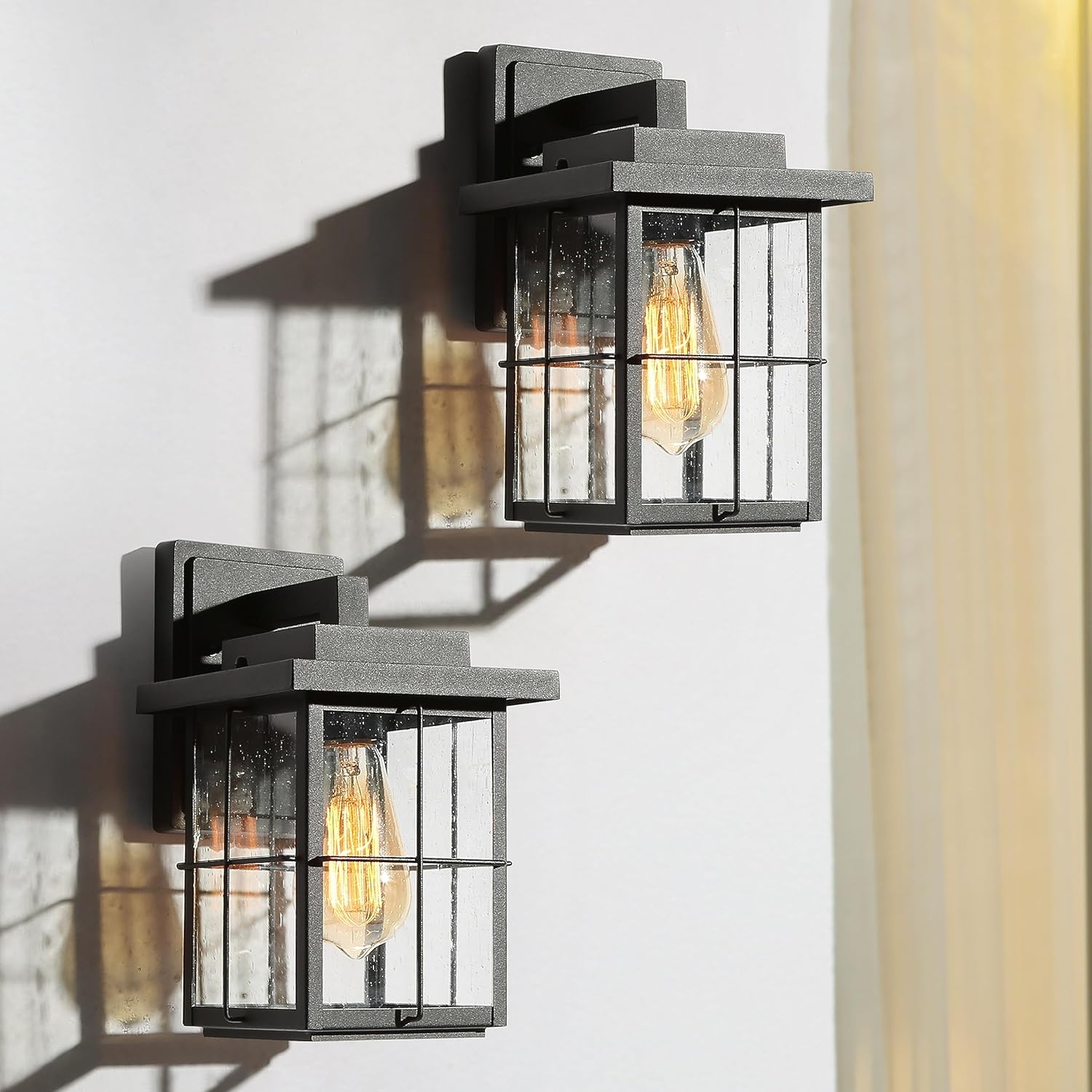 Paquete de 2 lámparas de pared negras para exteriores, apliques de pared exterior de granja con vidrio semillado, linternas modernas impermeables