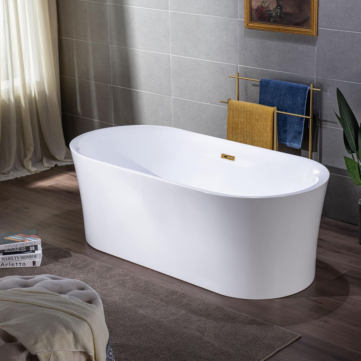 WOODBRIDGE Bañera de acrílico independiente de 59 pulgadas con desbordamiento y drenaje de oro cepillado, bañera blanca