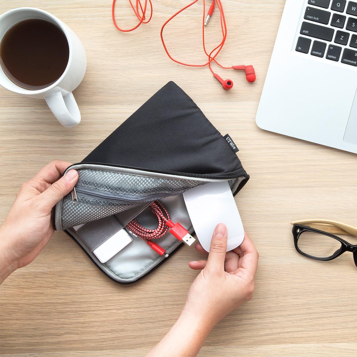 Travel Tech – Kit de funda y cargador para laptop, 1 paquete, color negro