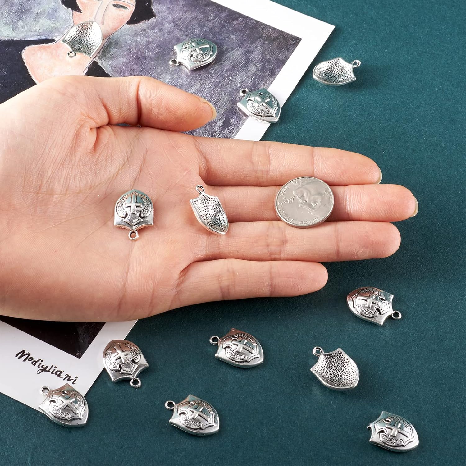 Craftdady Dijes pequeños de cruz estilo tibetano de plata antigua, cruzas de fe, colgantes de cruz de crucifijo, dijes colgantes de metal para