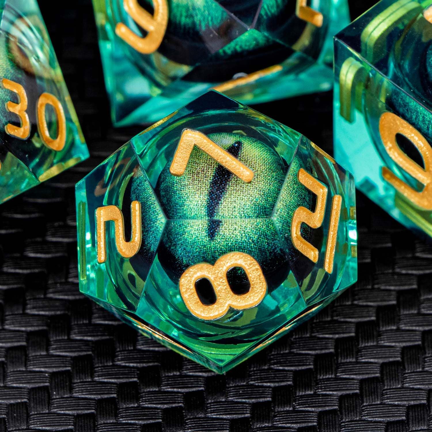 ARUOHHA DND – Juego de dados de resina con núcleo líquido D y D de ojo de dragón con caja de regalo, dados de bordes afilados verdes, mazmorras y