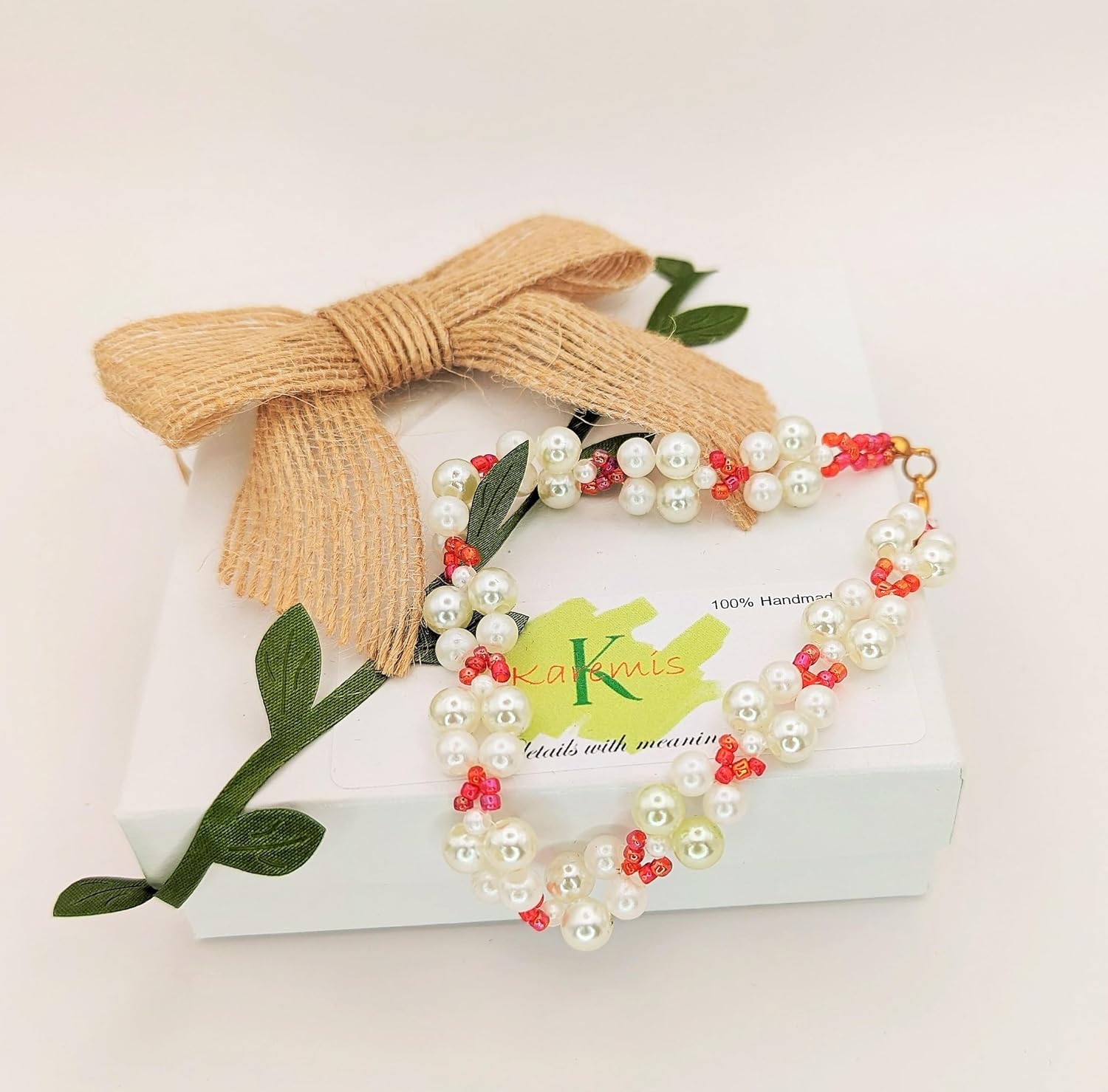 Elegante brazalete para dama hecho a mano de perlas fantasia y cuentas de vidrio de 9″ de largo, ideal para regalo, se envía empaque según muestra.