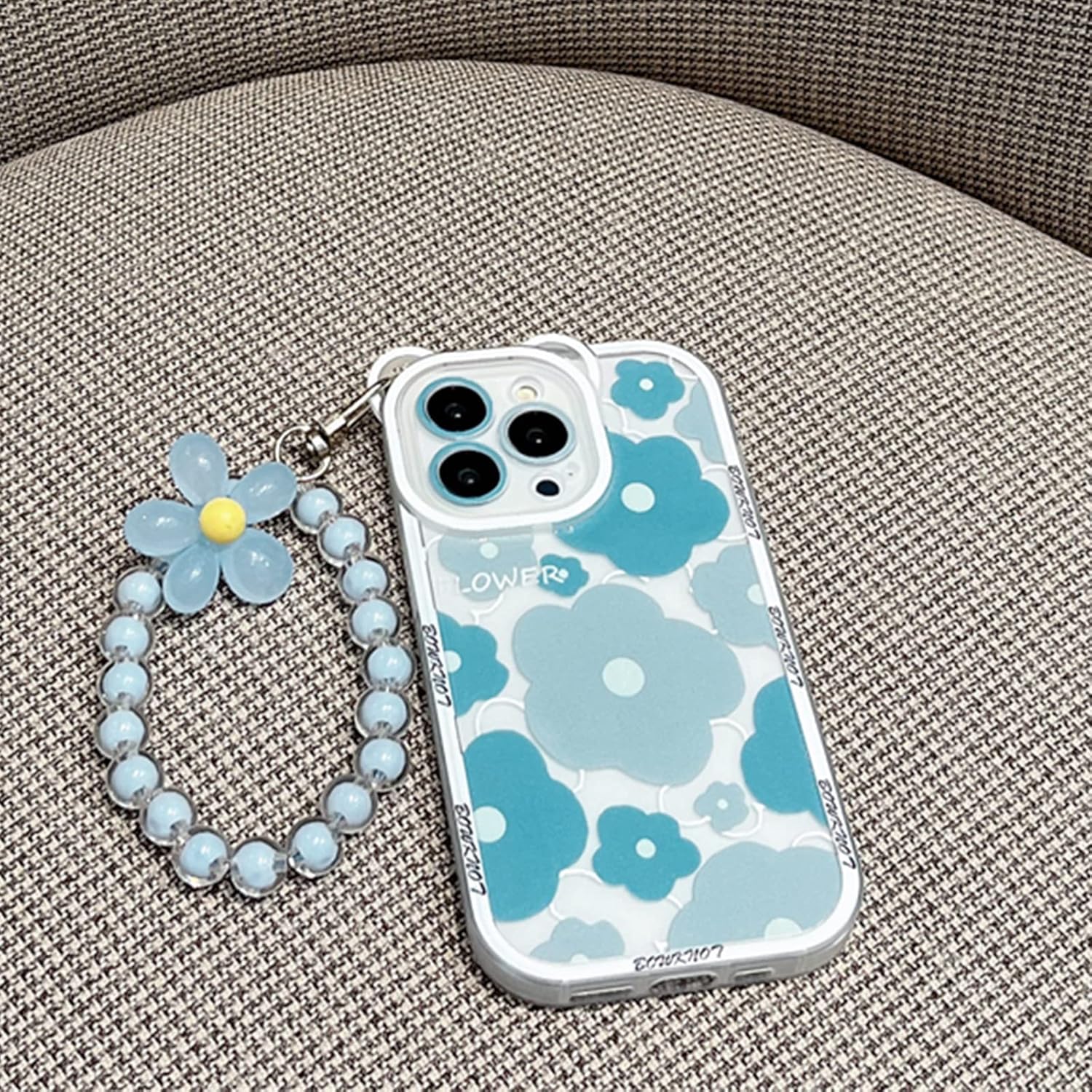 NITITOP Funda compatible con iPhone 12 Pro Max con bonita pulsera de flores, funda transparente para lente de cámara de oso floral para mujeres y