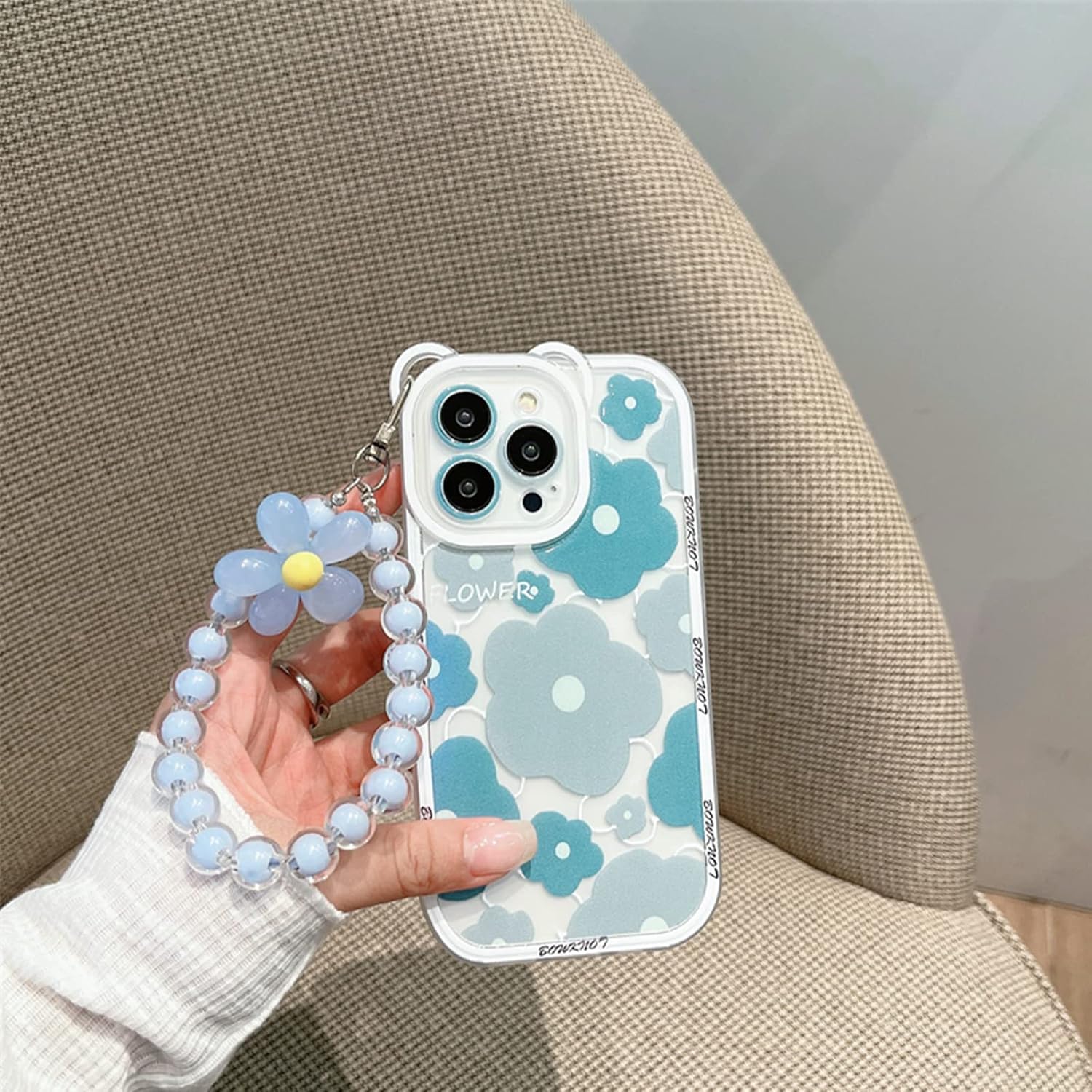 NITITOP Funda compatible con iPhone 12 Pro Max con bonita pulsera de flores, funda transparente para lente de cámara de oso floral para mujeres y