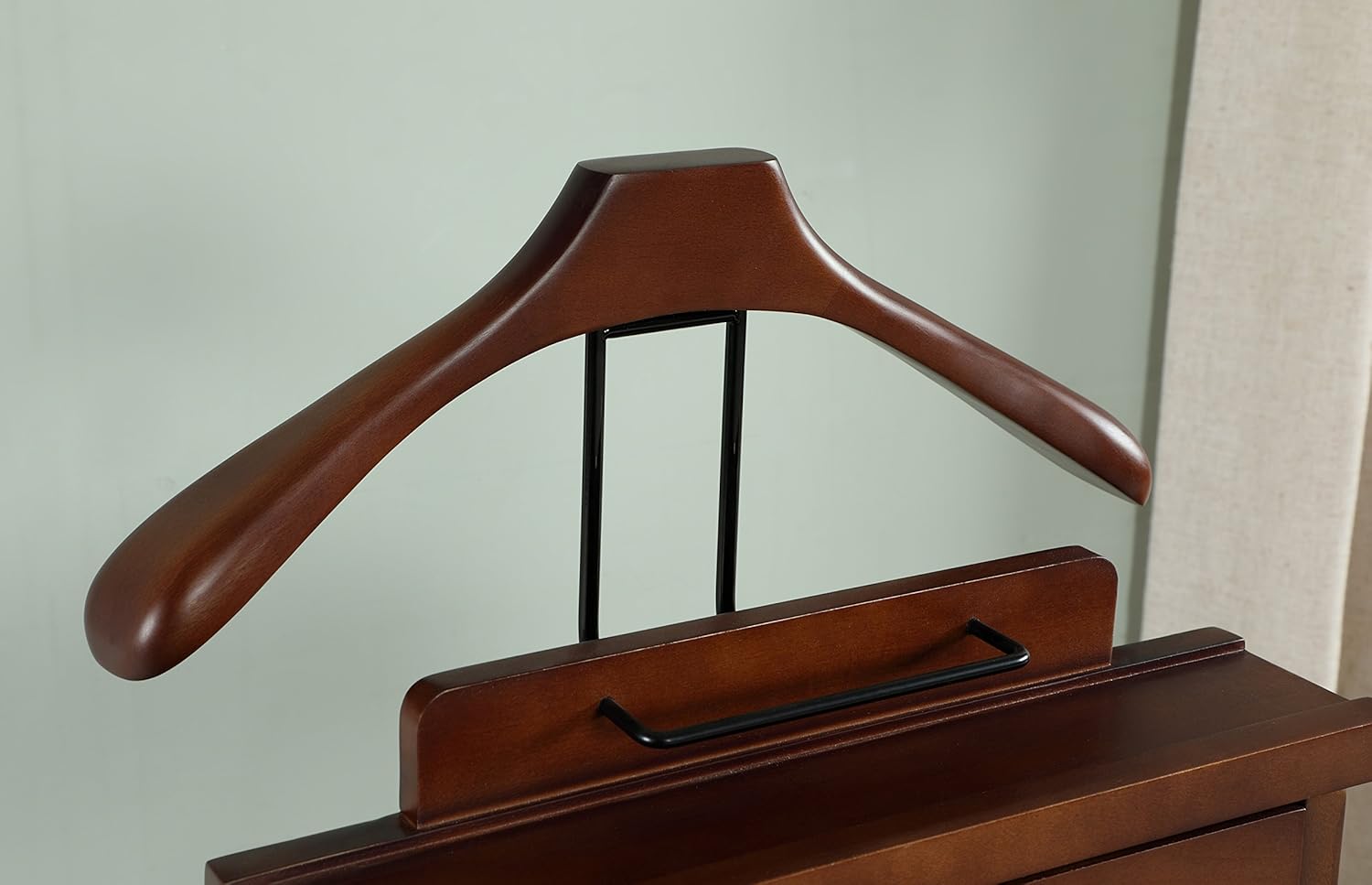 Proman Products Mission Wardrobe VL16188 – Soporte de valet de madera con cajón, colgador de contorno, barra para pantalones, ganchos para corbata y